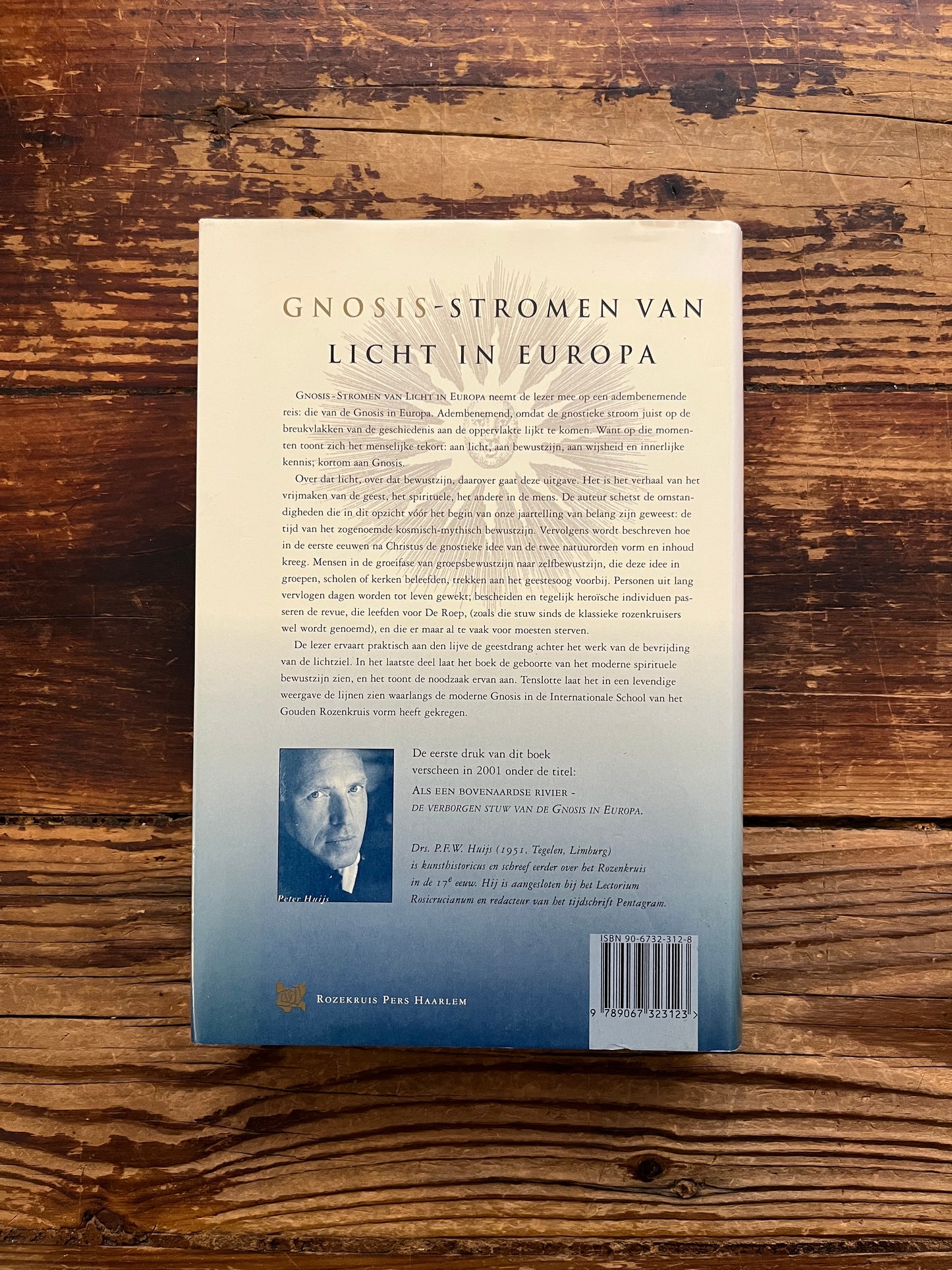 Achterkant van boek met de titel 'Gnosis stromen van licht in Europa' door Peter Huijs op houten achtergrond