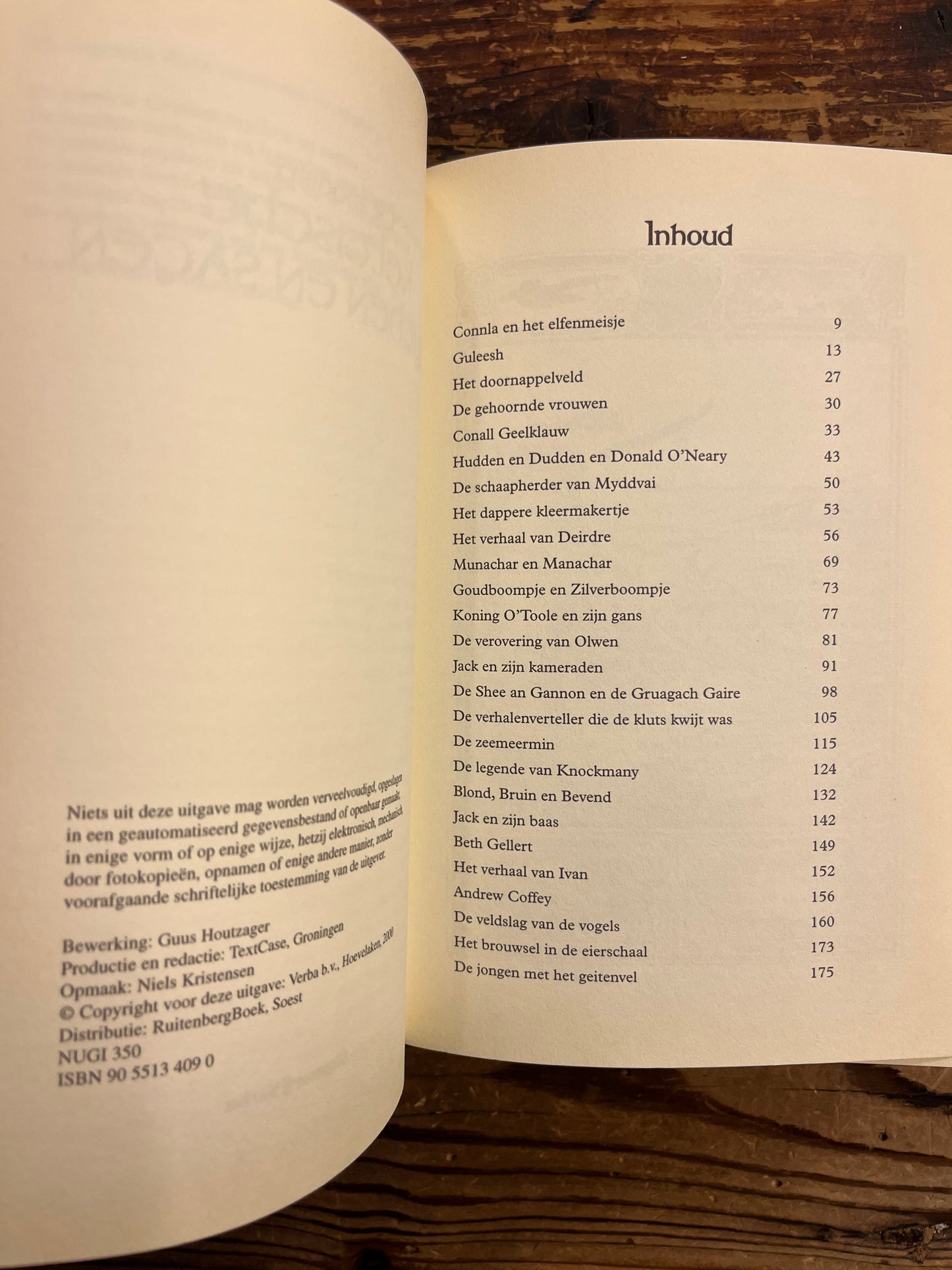 Open boek 'Keltische mythen en sagen' op houten achtergrond