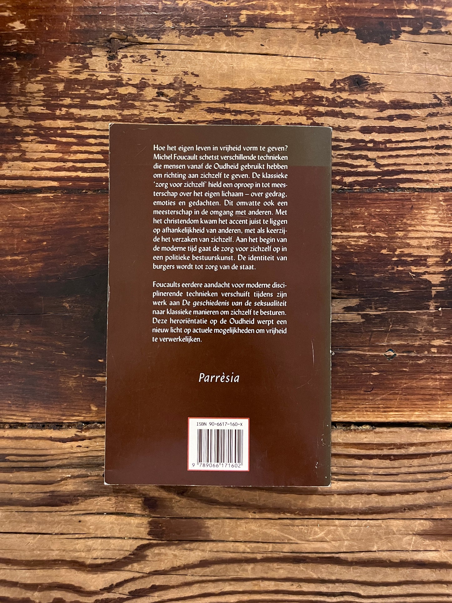 foto van de omslag van het boek : breekbare vrijheid' op houten achtegrond