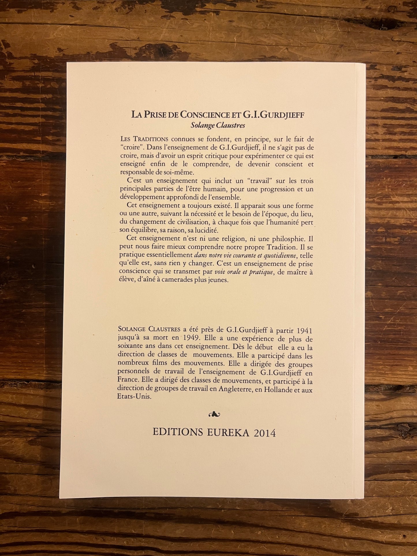 Livre 'la prise de conscience et G.I. Gurdjieff' par Solange Claustres sur un fond en bois