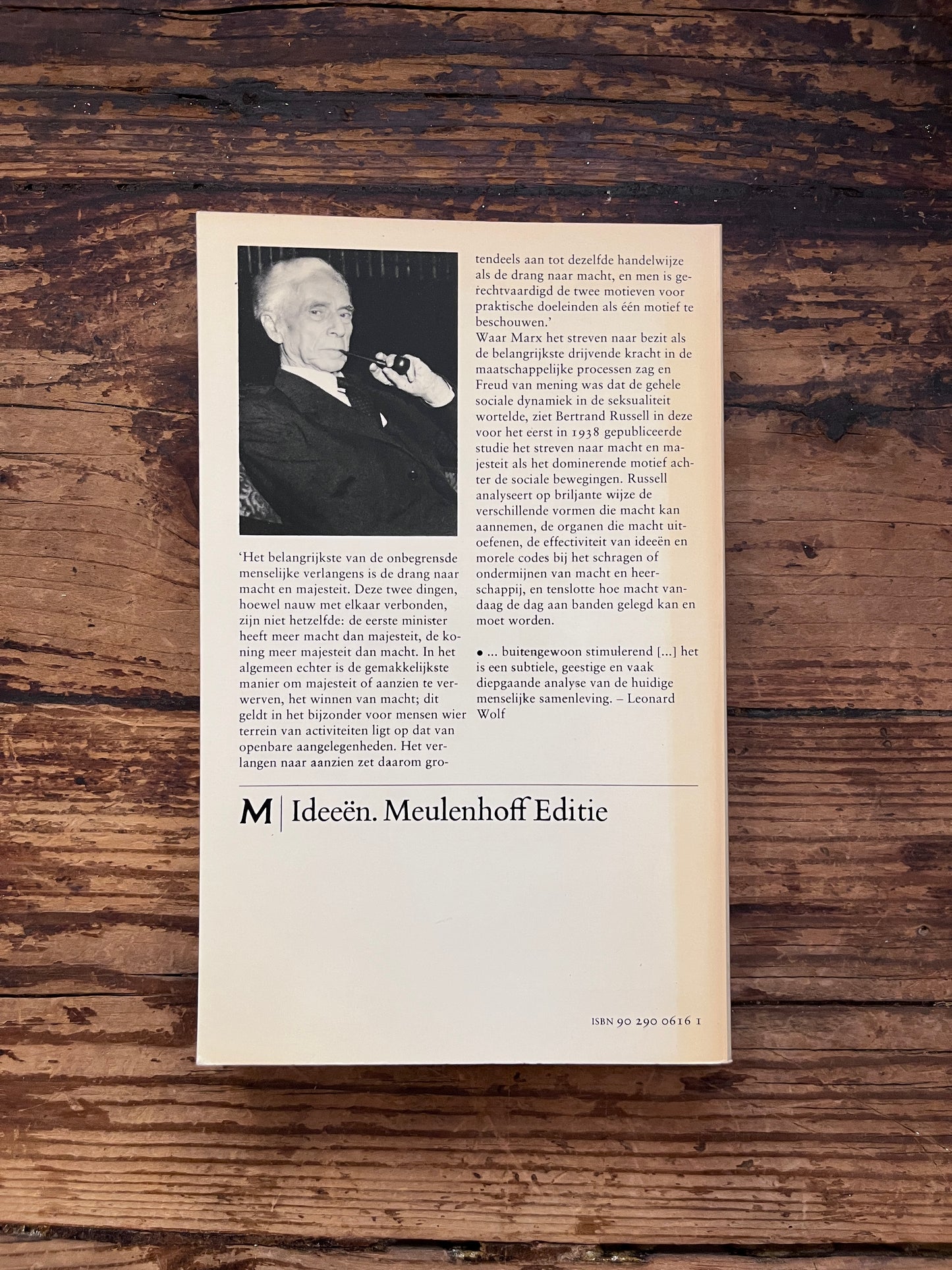 foto van de backcover van het boek "macht een nieuwe sociale analyse" op een houten achtergrond