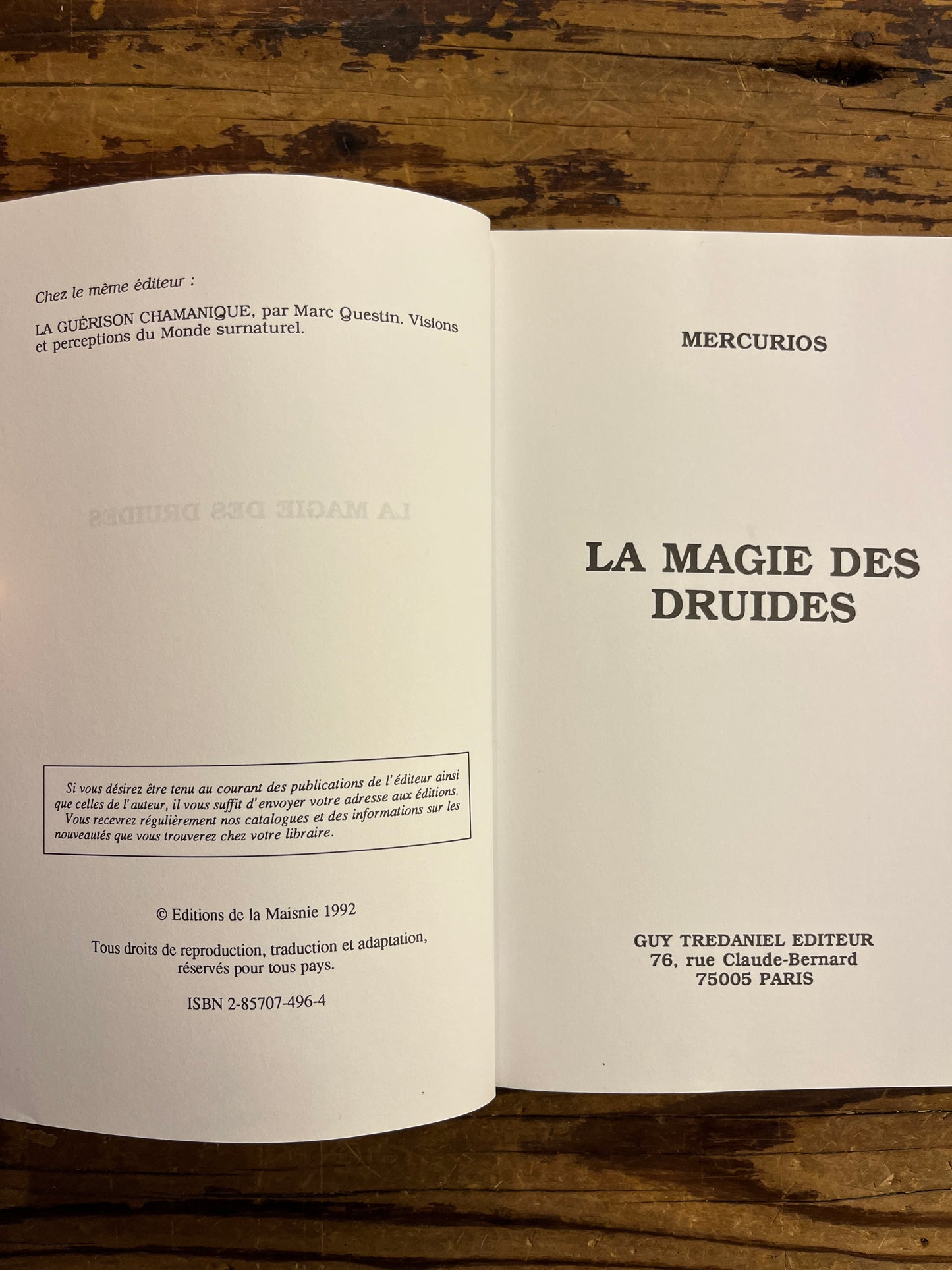Livre ouvert sur surface en bois