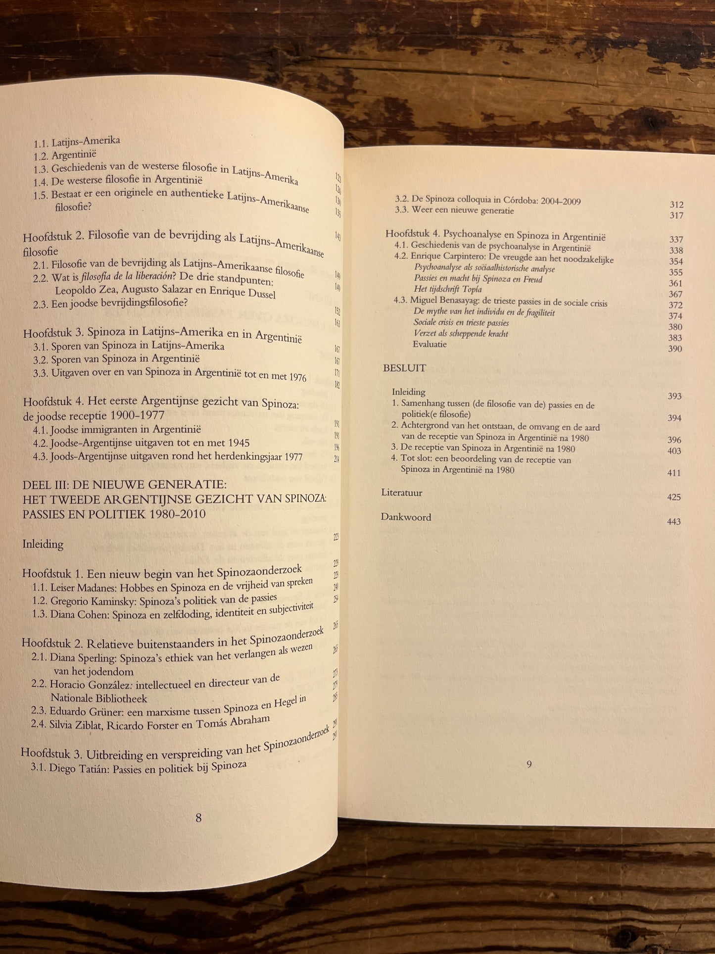 Open boek met de titel 'het Argentijnse gezicht van Spinoza' door Miriam van Reijen op een houten achtergrond