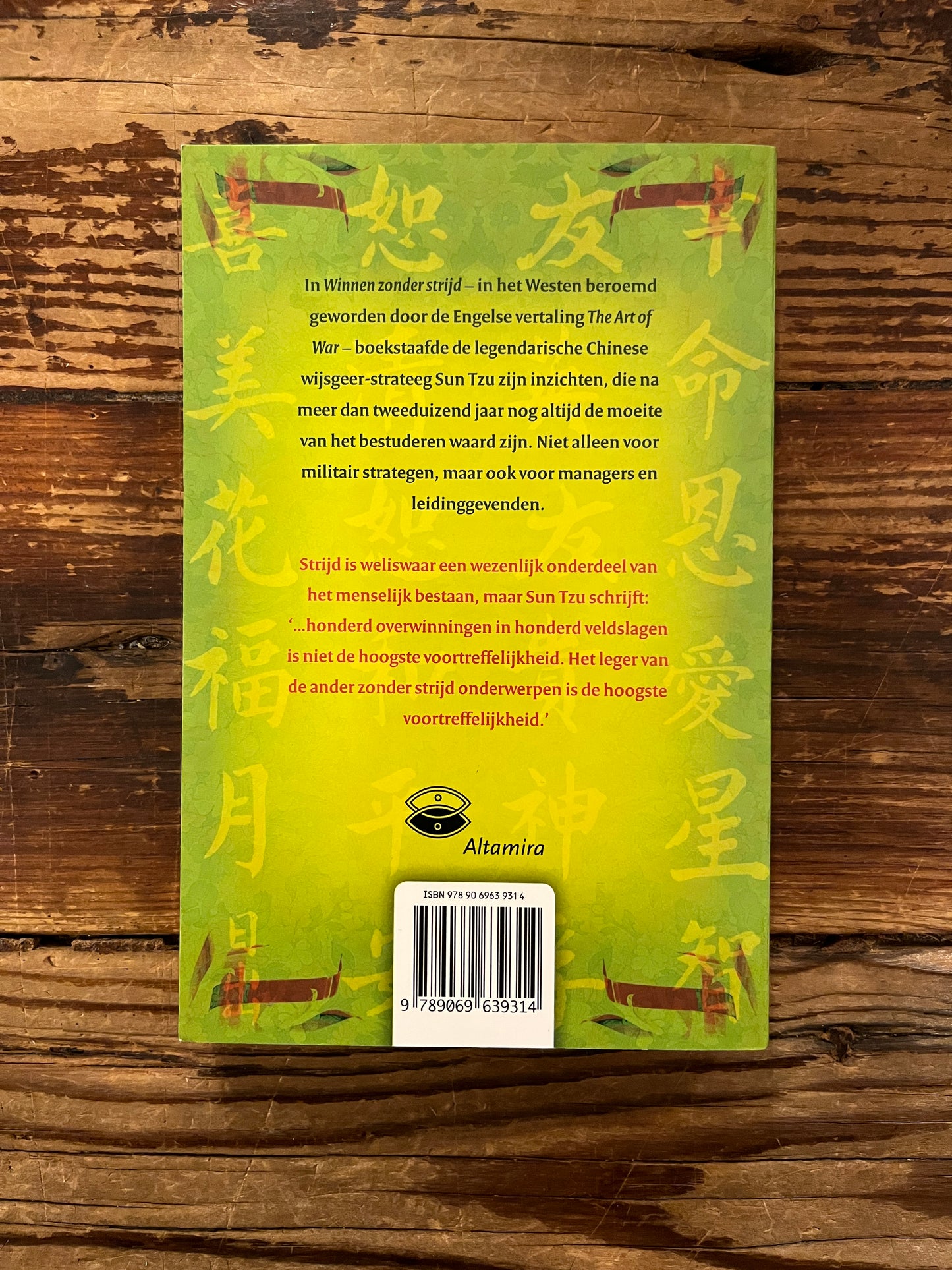 Boek met de titel 'Winnen zonder Strijd' door Sun Tzu op een houten