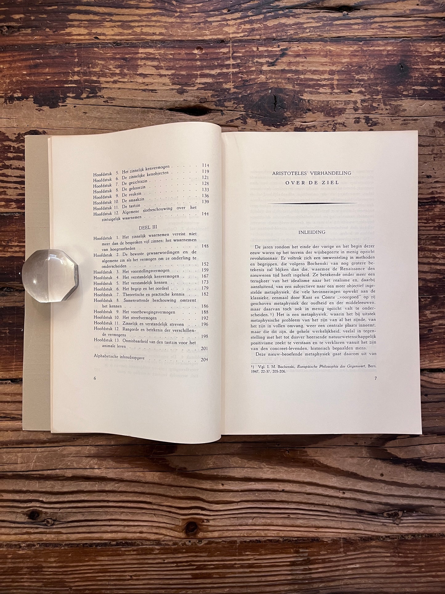 foto van de inhoudsopgave van het boek "Aristoteles'verhandeling over de ziel" op houten achtergrond