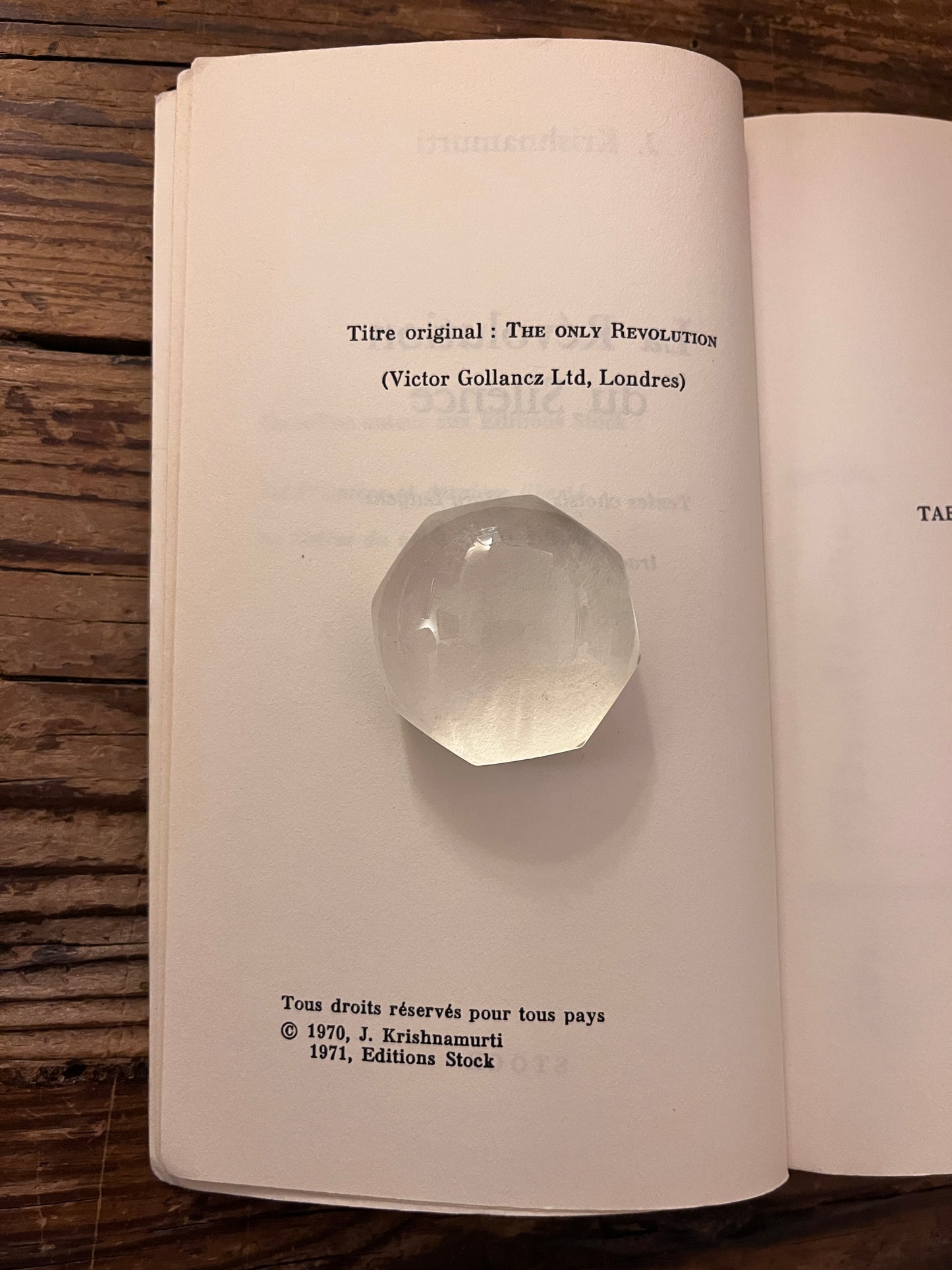 Page d' edition du livre " la revolution du silence" sur fond de bois