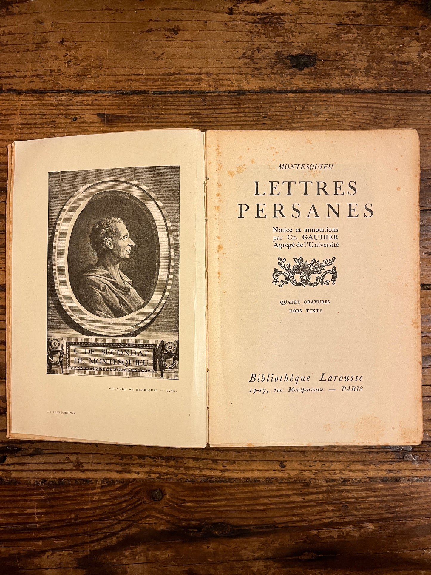 page de couverture du livre "lettres persannes" sur fond de bois