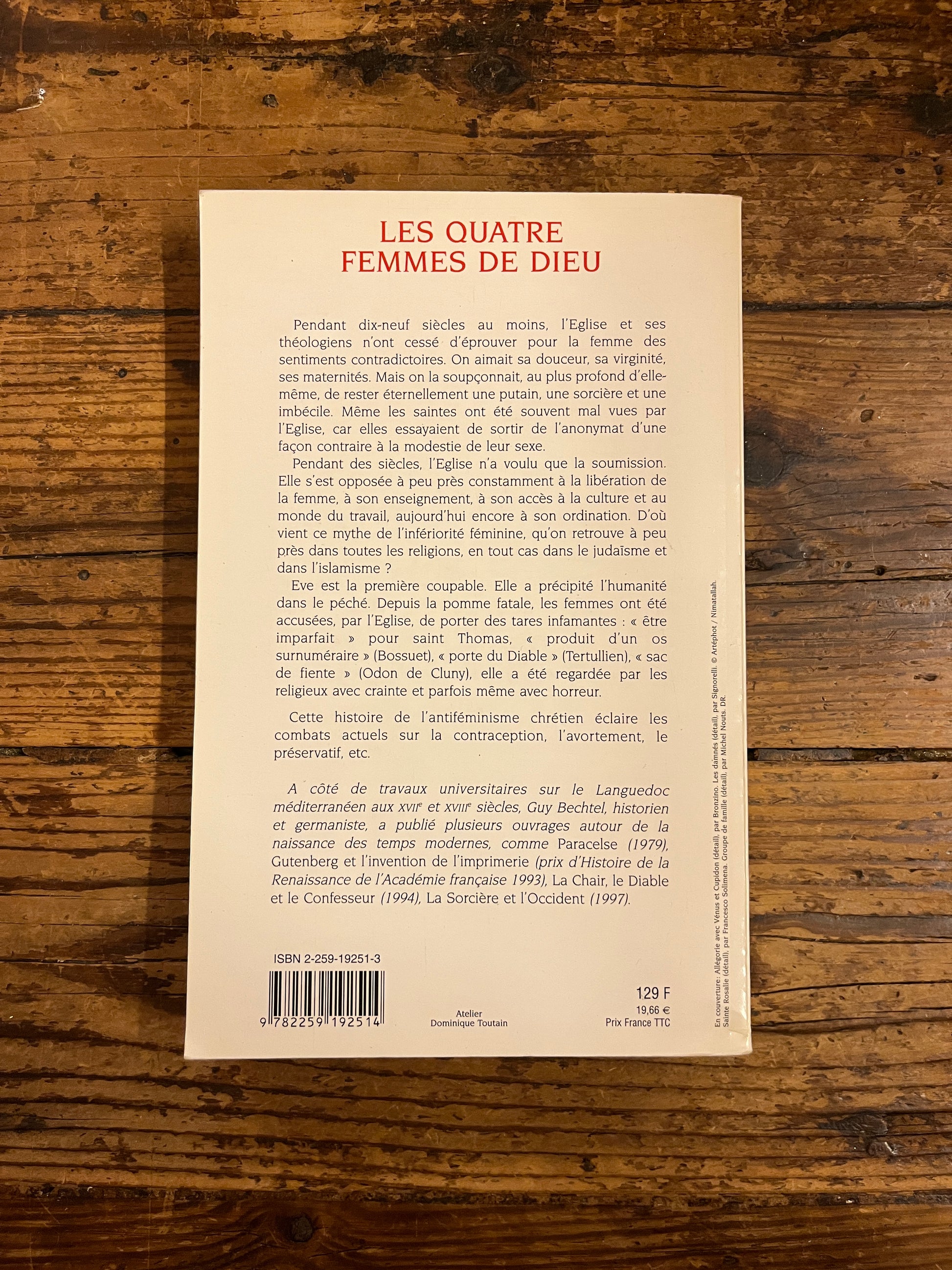Dos du livre "les quatres femmes de dieu"sur fond de bois