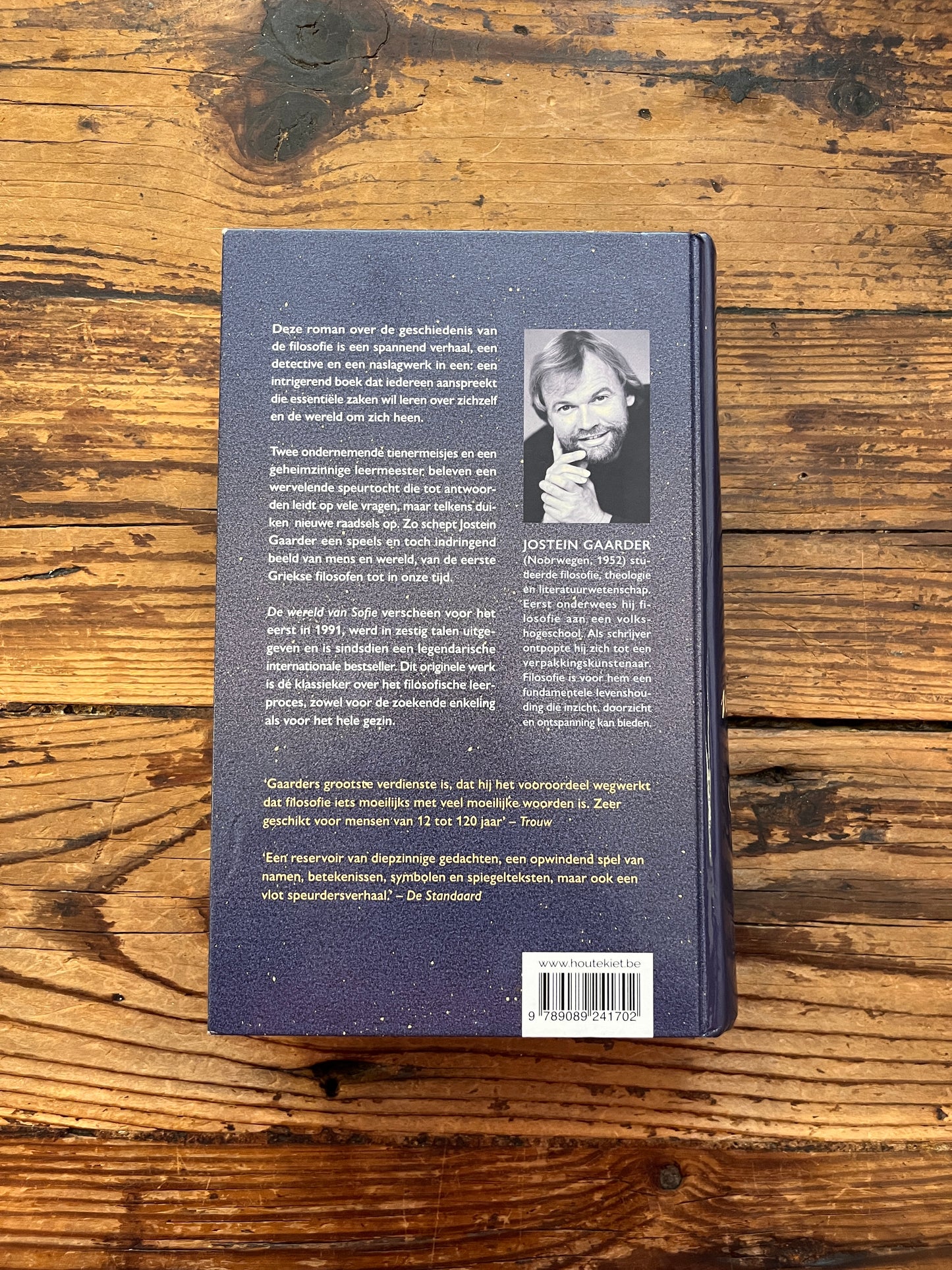 foto van de omslag van het boek "de wereld van sofie" op houten achtergrond