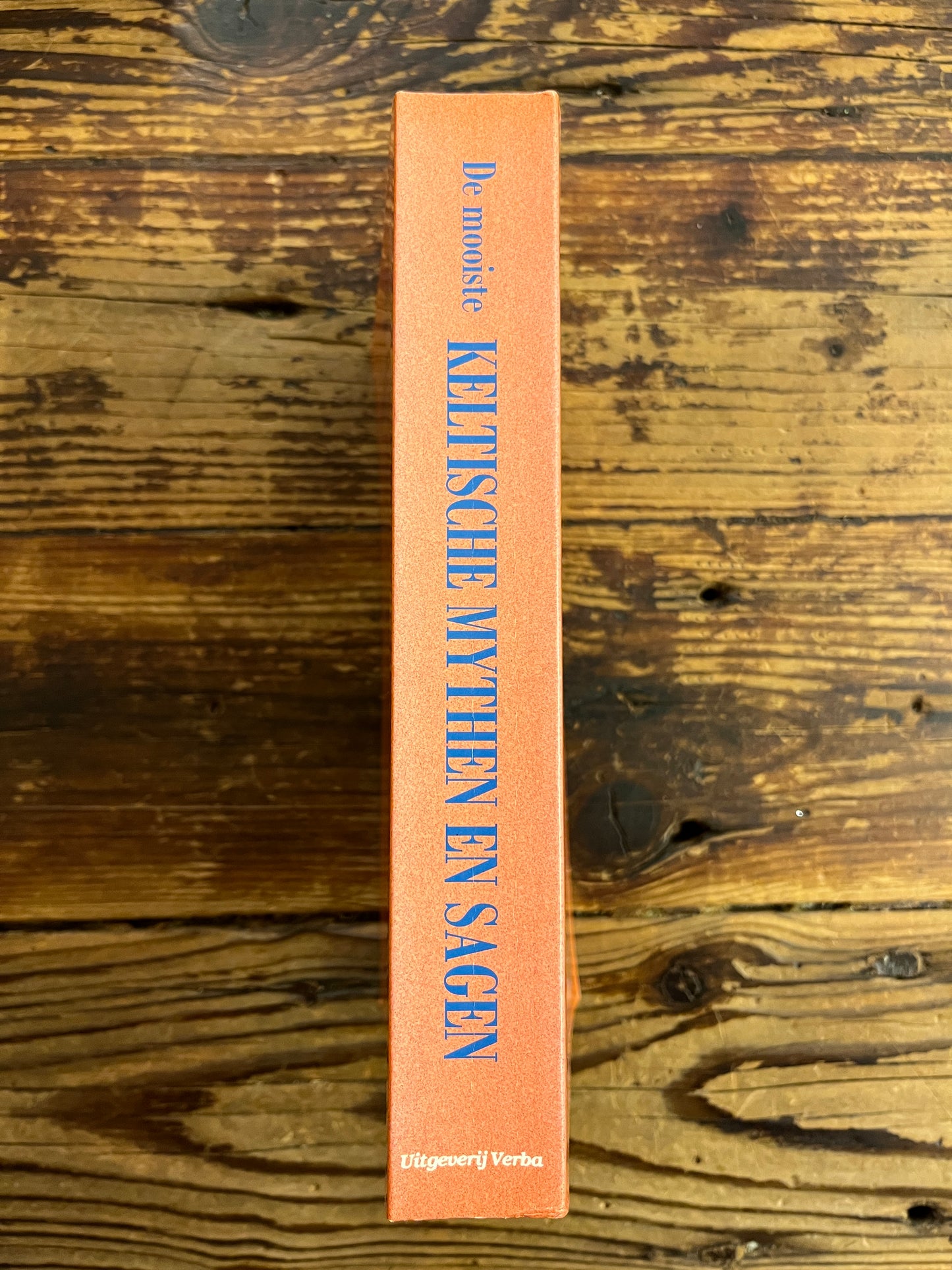 Rug van boek 'Keltische mythen en sagen' op houten achtergrond