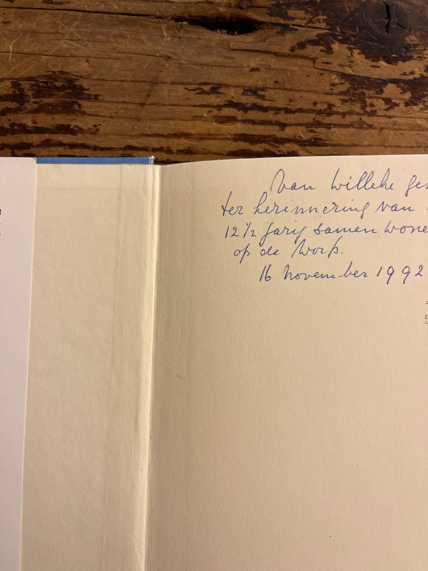 een close-up van een notities op de eerste pagina van boek op houten achtergrond