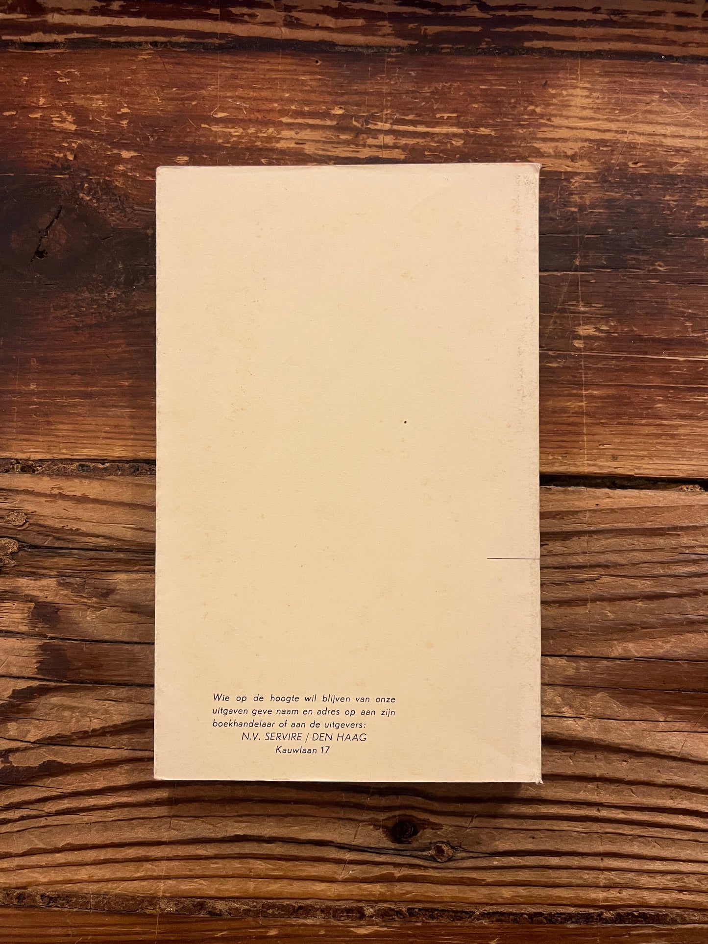 Boek met de titel 'een wegwijzer' door Bo Yin RA op houten achtergrond