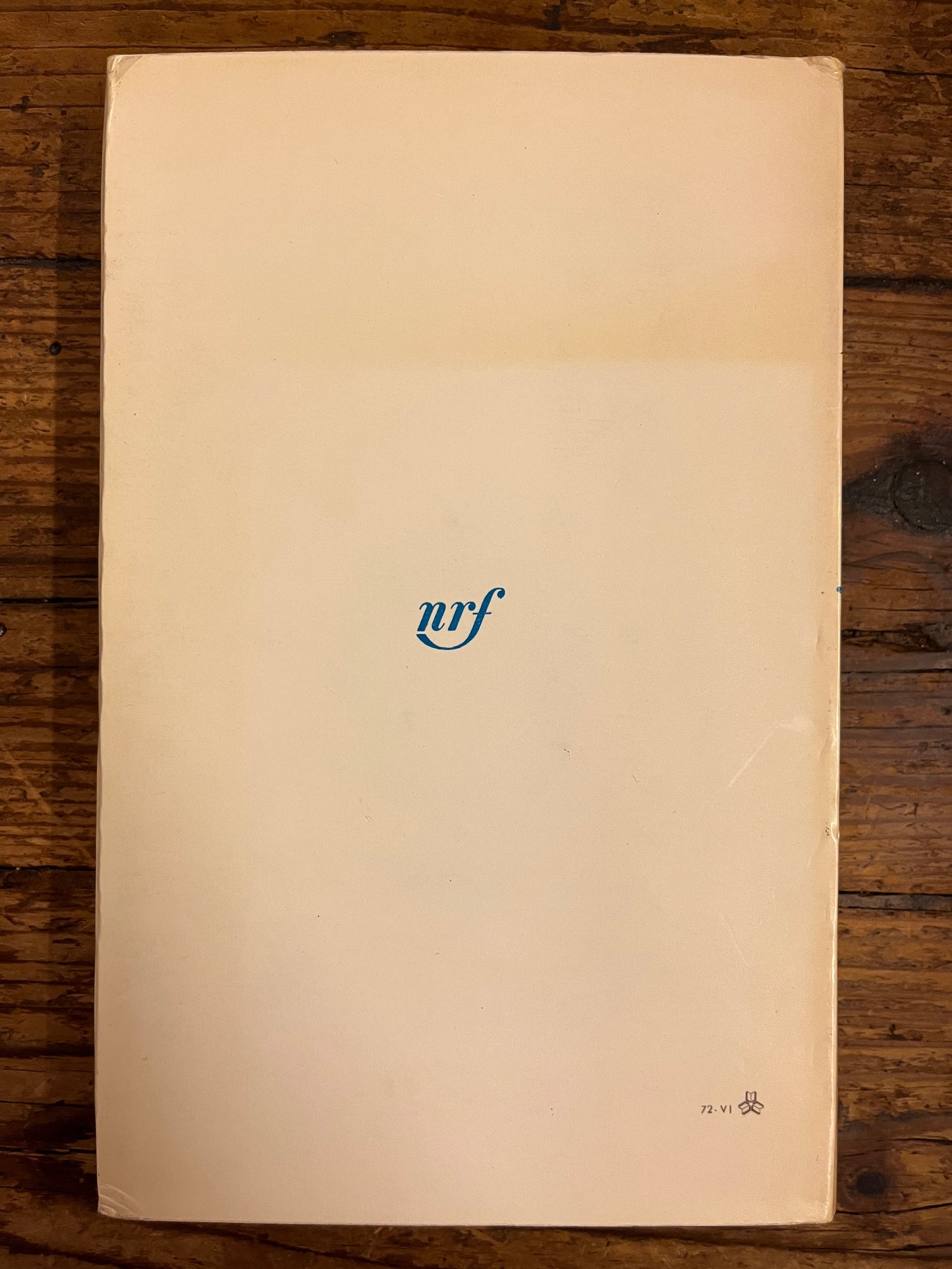 quatrieme de cuverture du tome 3 du livre "l'idiot de la famille" par sartre sur fond de bois
