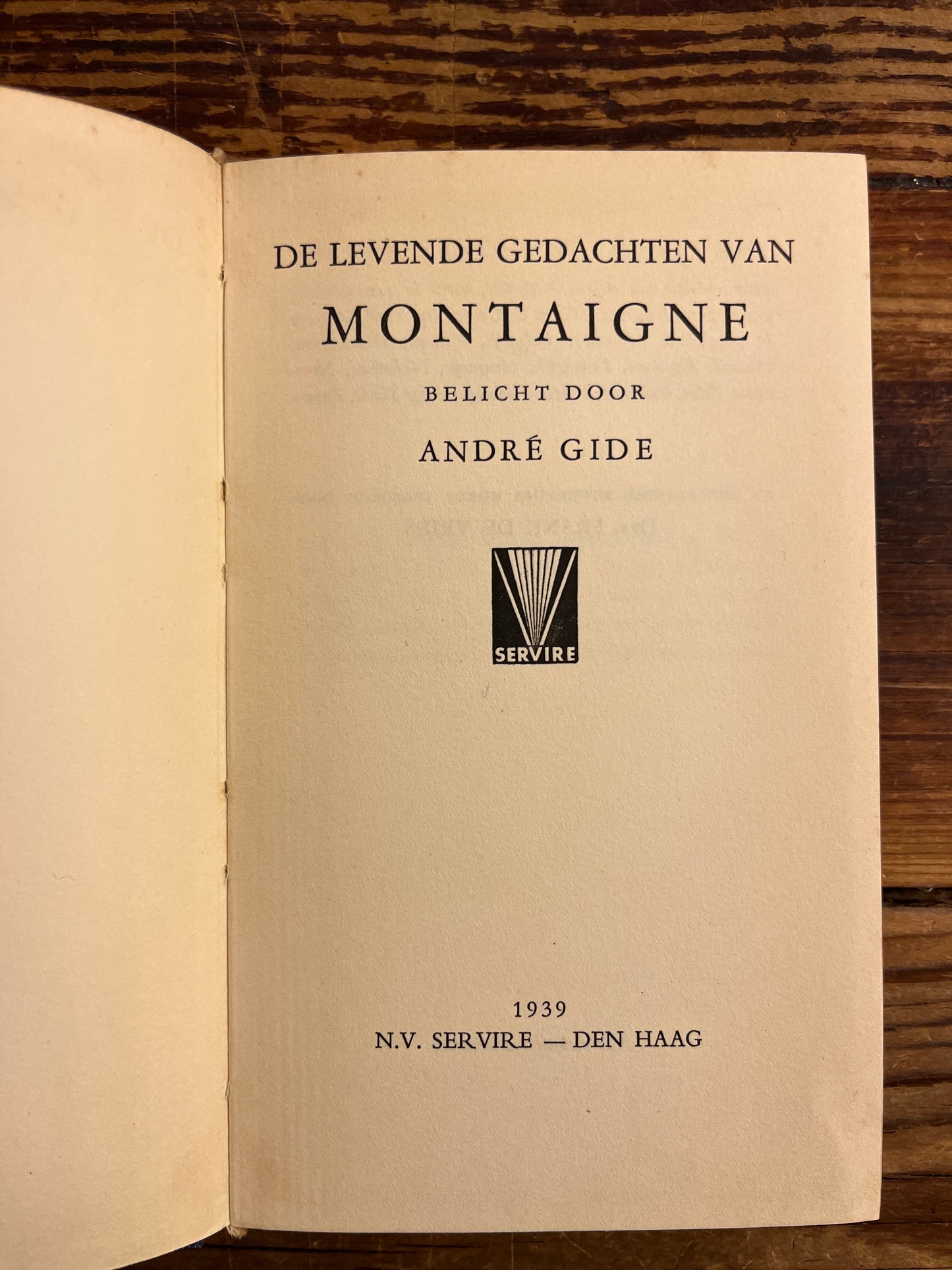 open boek met de titel 'De Levensgedachten van Montaigne' door André Gide op heen tafel