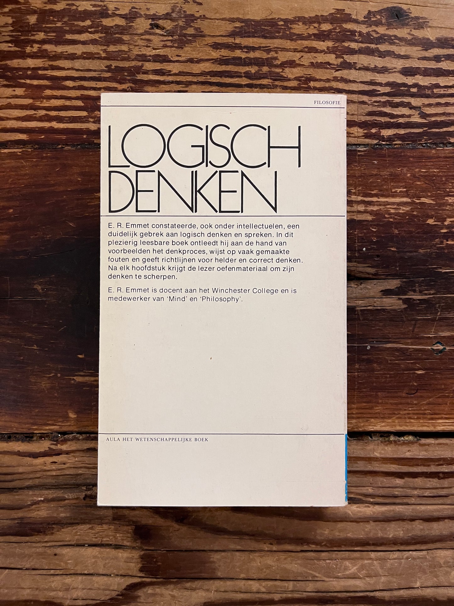 foto van de omslag van het boek "logisch denken" op houten achtergond