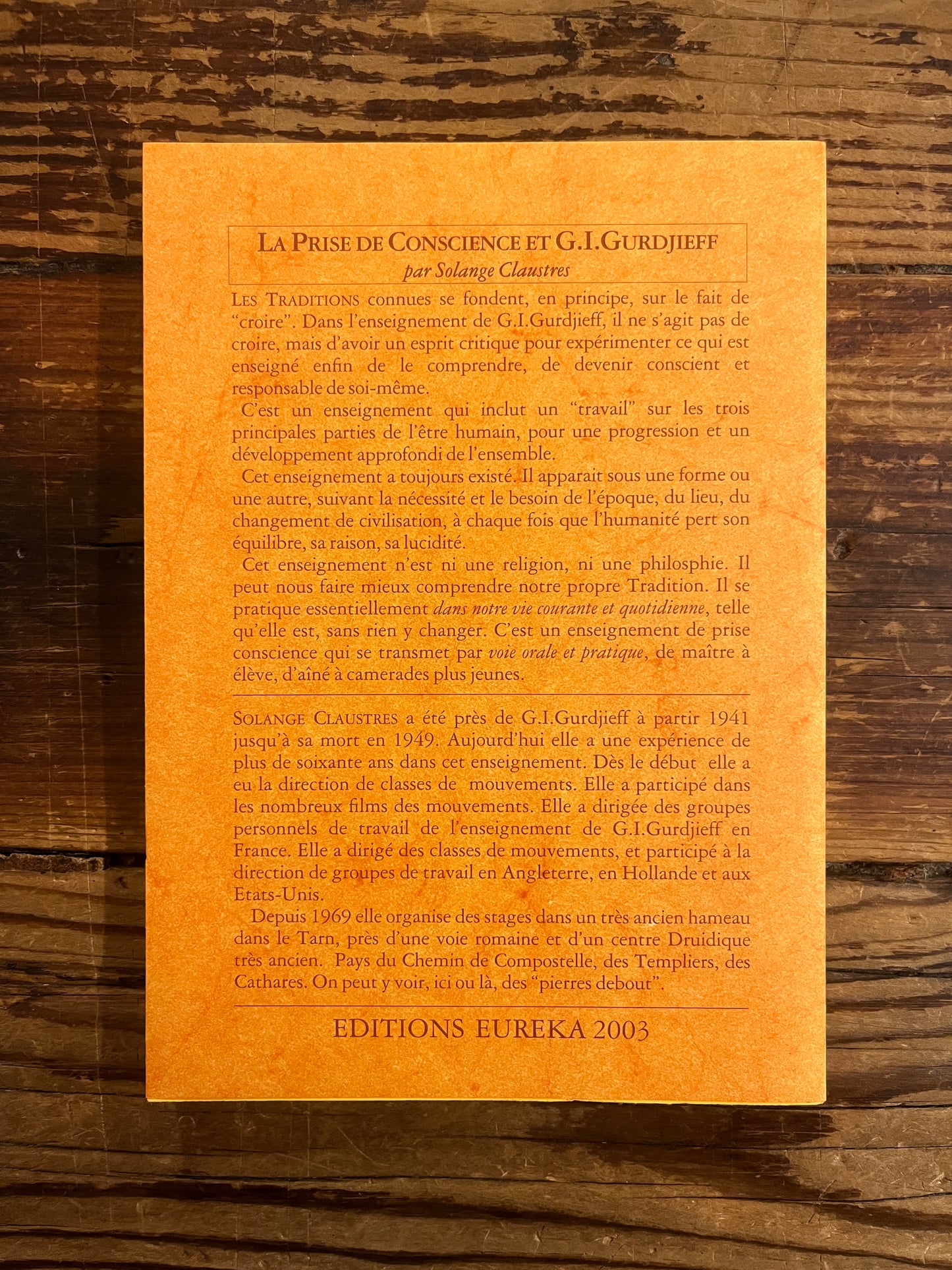 Arriere du livre 'La prise de Conscience et Gurdjieff' par Solange Claustres sur une surface en bois