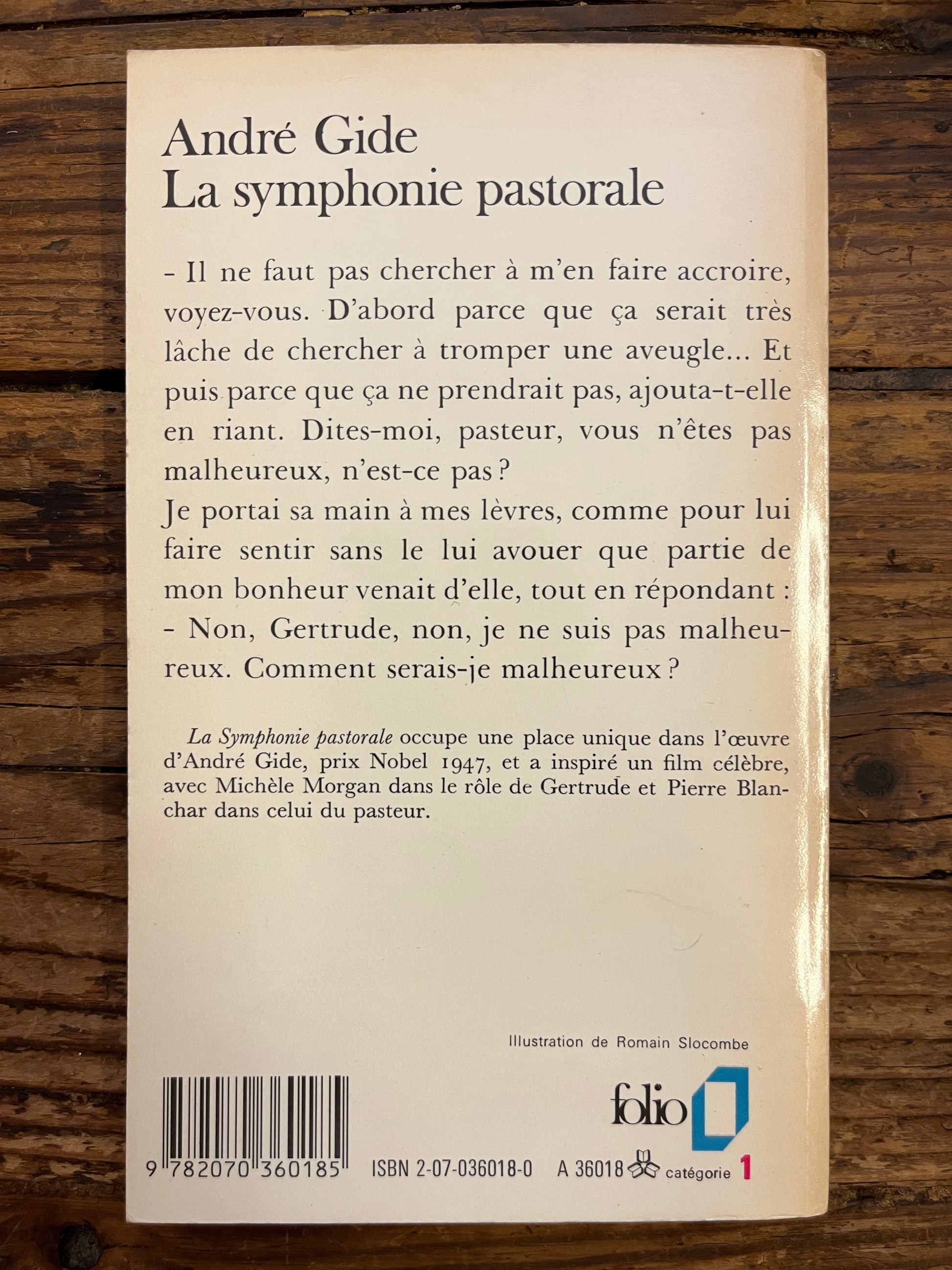 Dos du livre 'La symphonie pastorale' par André Gide sur une surface en bois