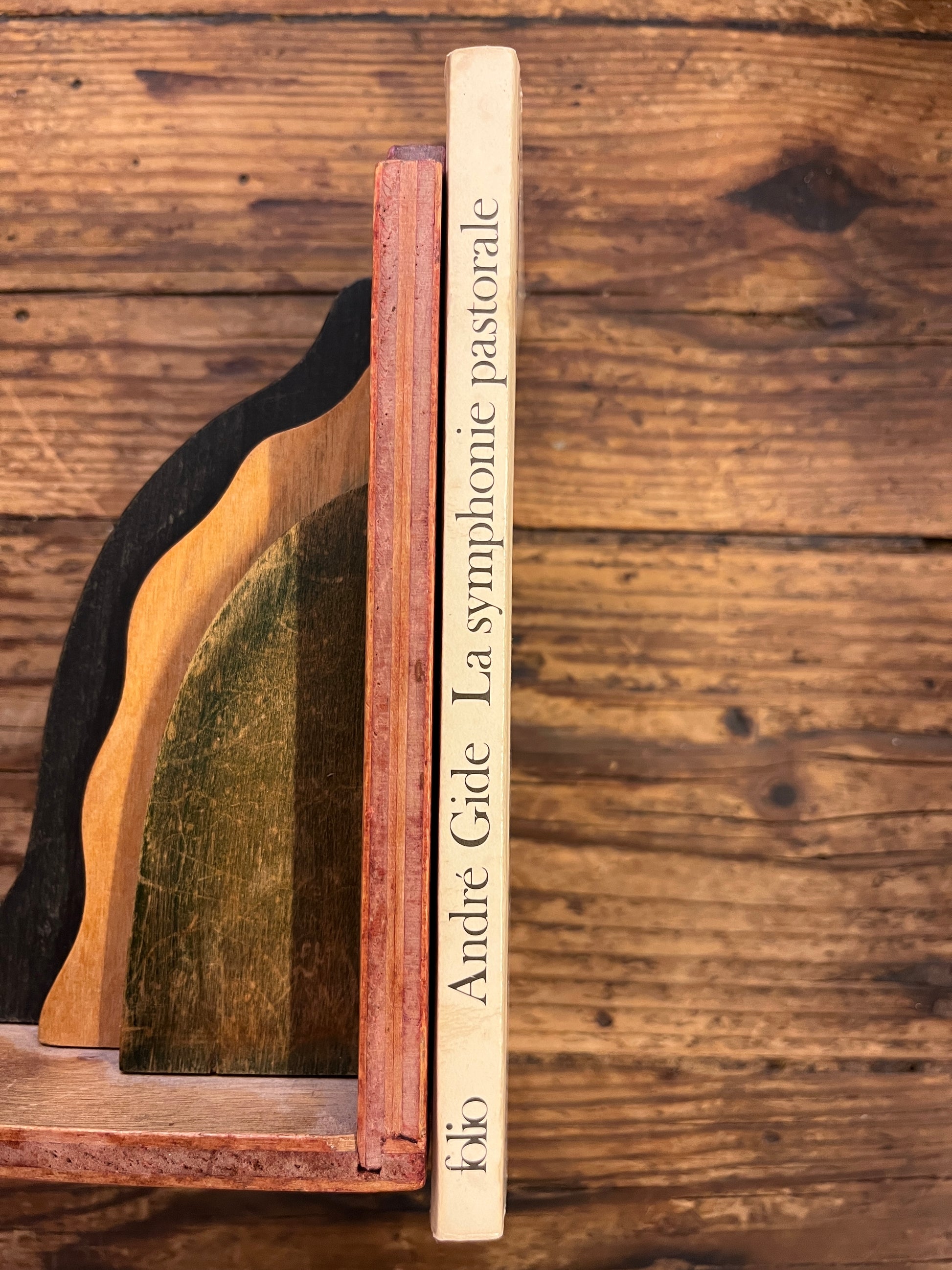 Tranche du livre 'La symphonie pastorale' par André Gide sur une surface en bois