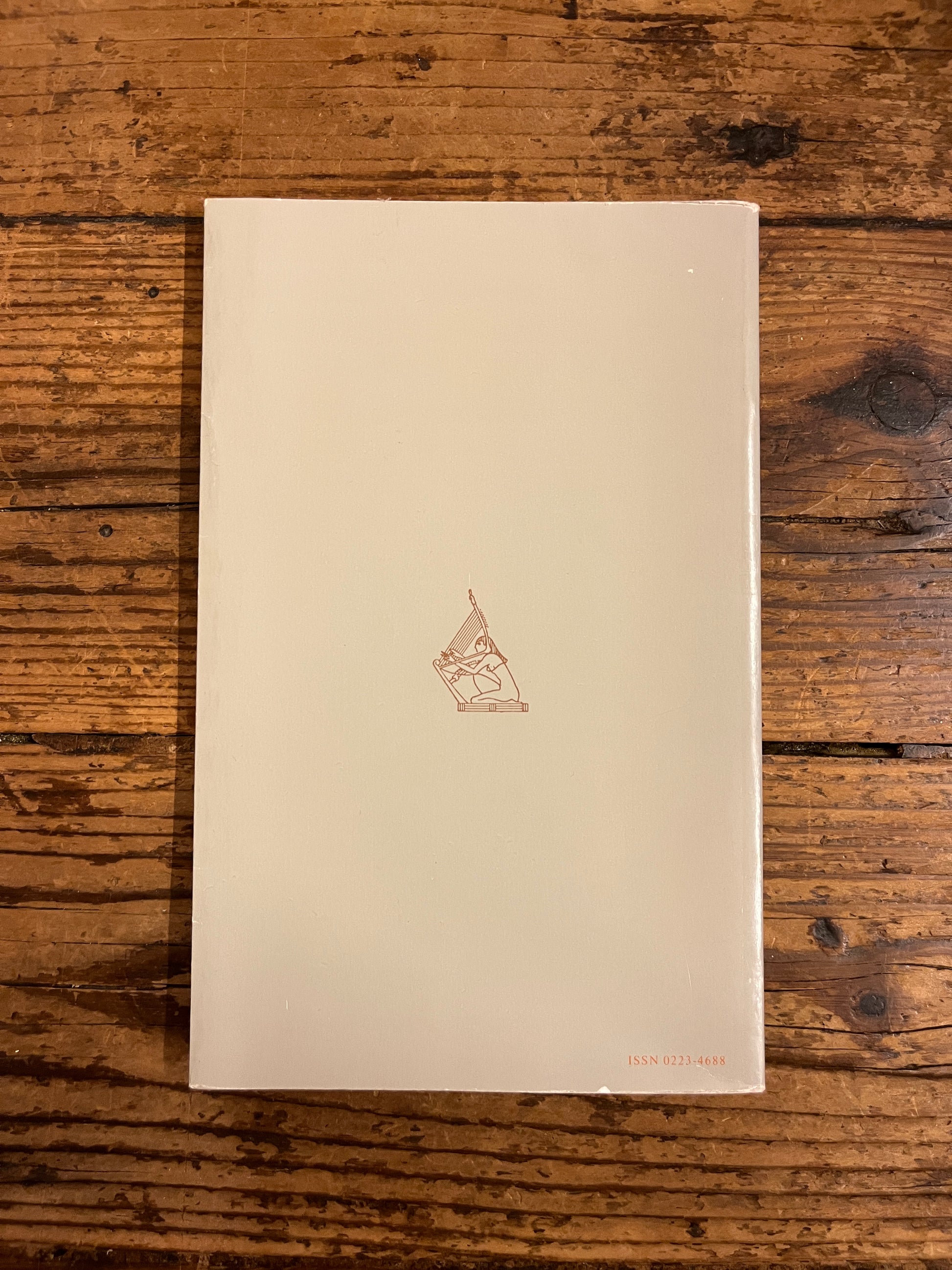 dos du livre "Récits mythiques et symbolisme de la navigation" sur fond de bois