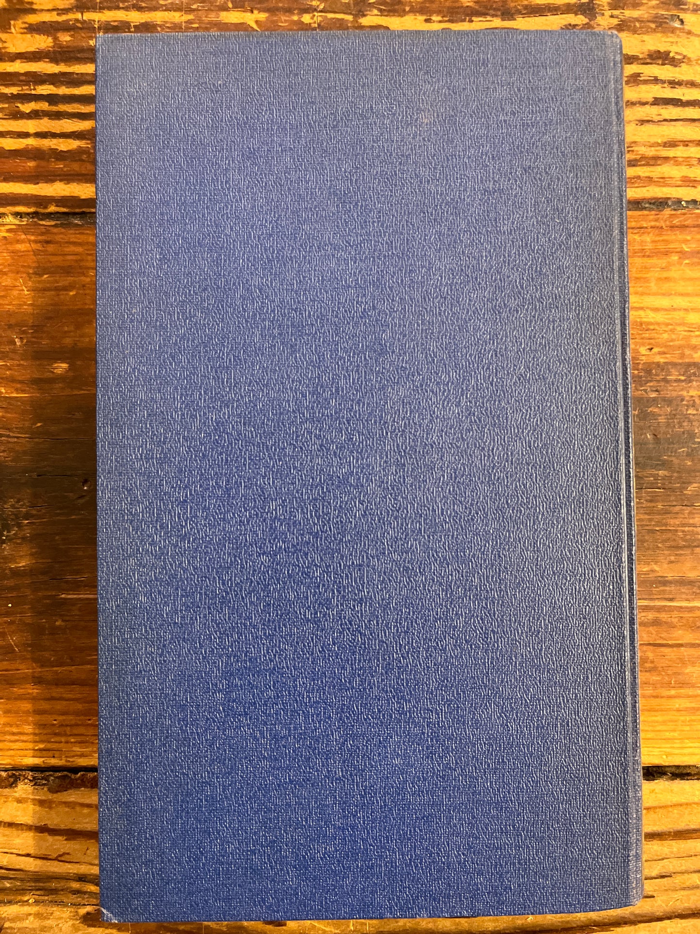 omslag van boek met titel 'Montaigne' door André Gide op een houten achtergrond