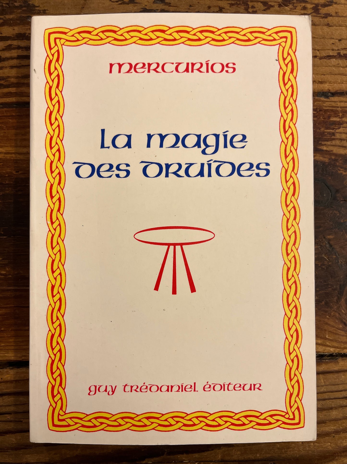 Couverture du livre 'La magie des ordures' sur une surface en bois