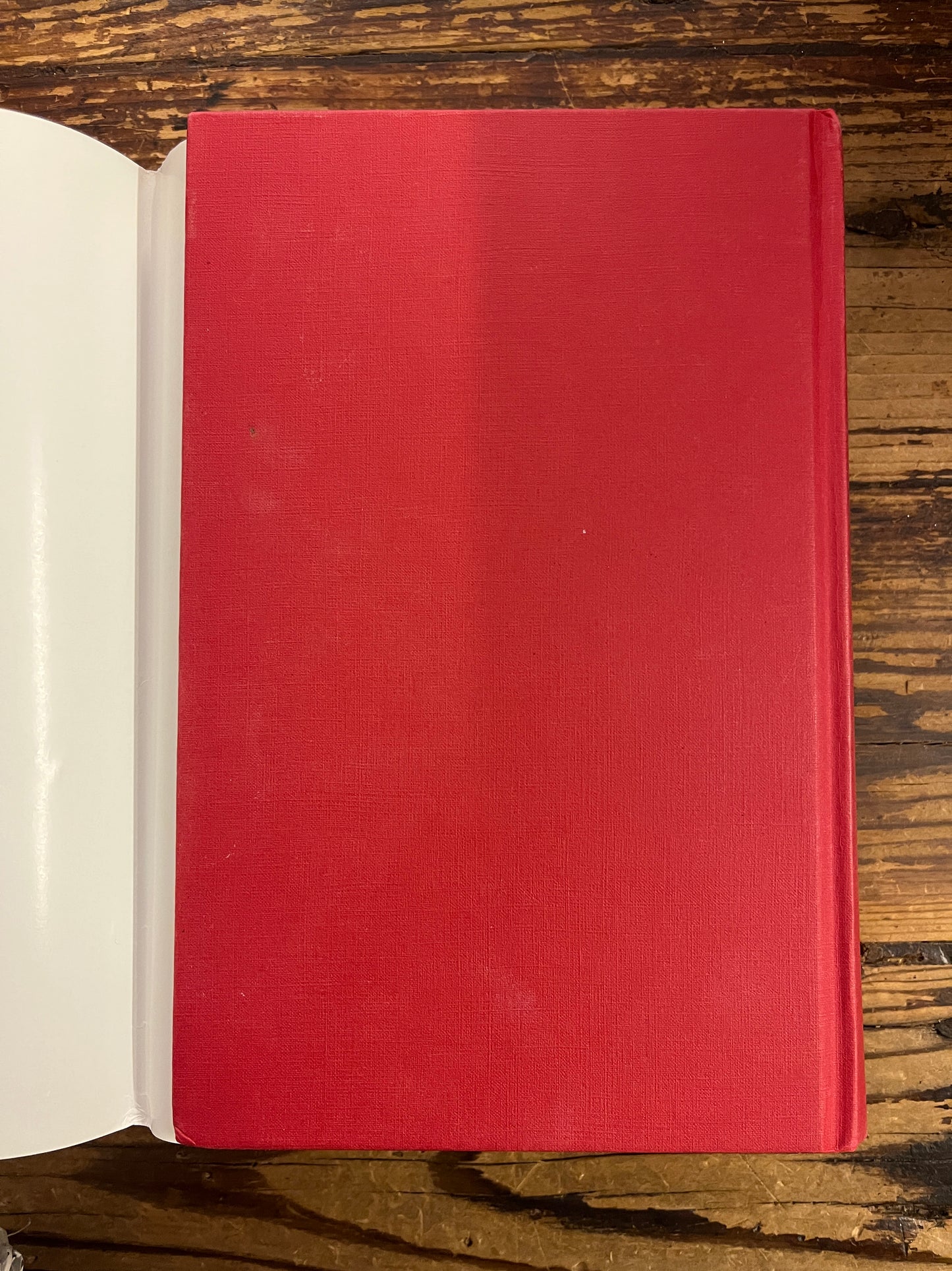 couverture arrière du livre 'le seigneur des anneaux' par Tolkien sur une surface en bois