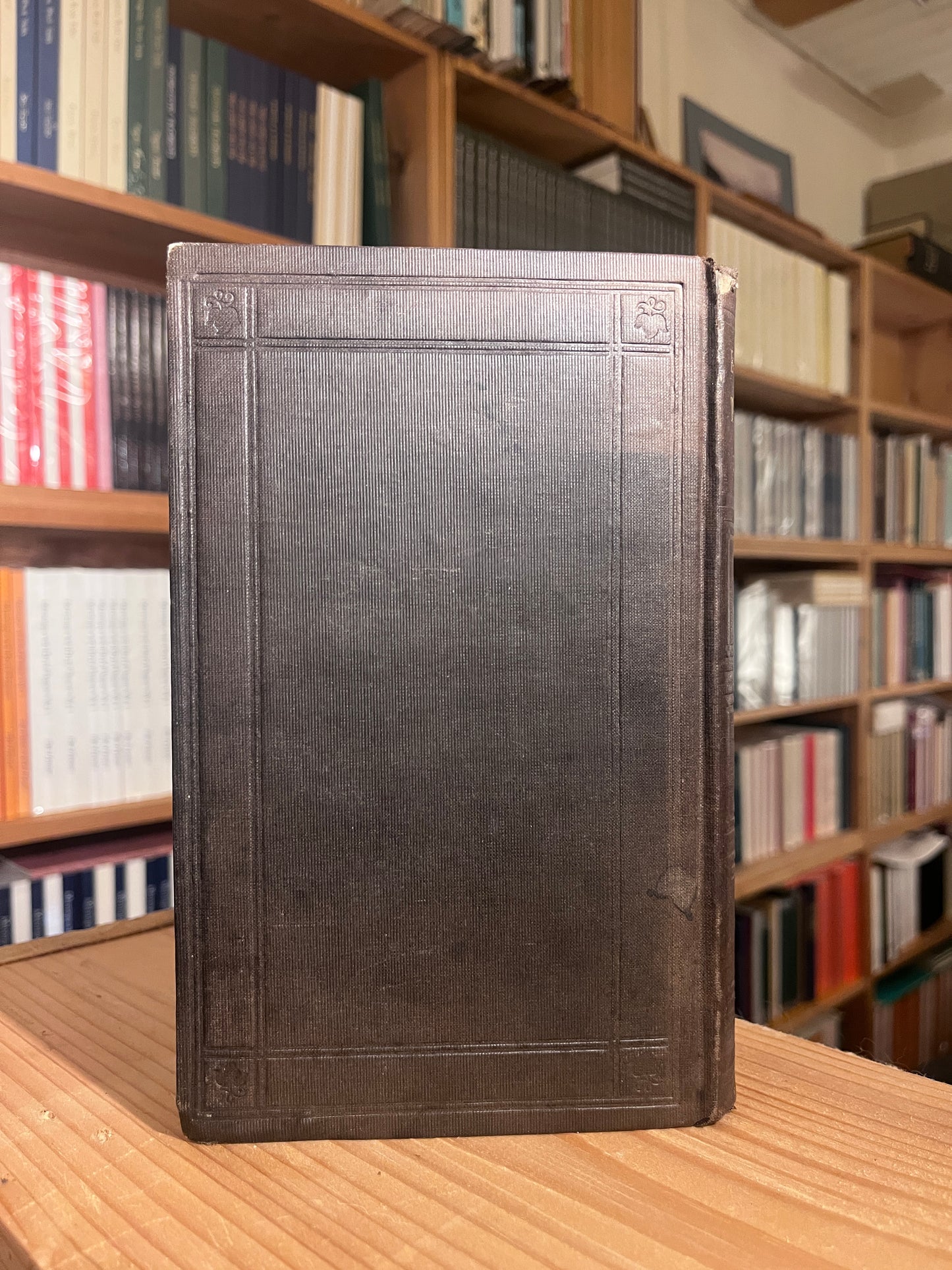 photo of the backcover of the book "english traits" with book shelves in the background