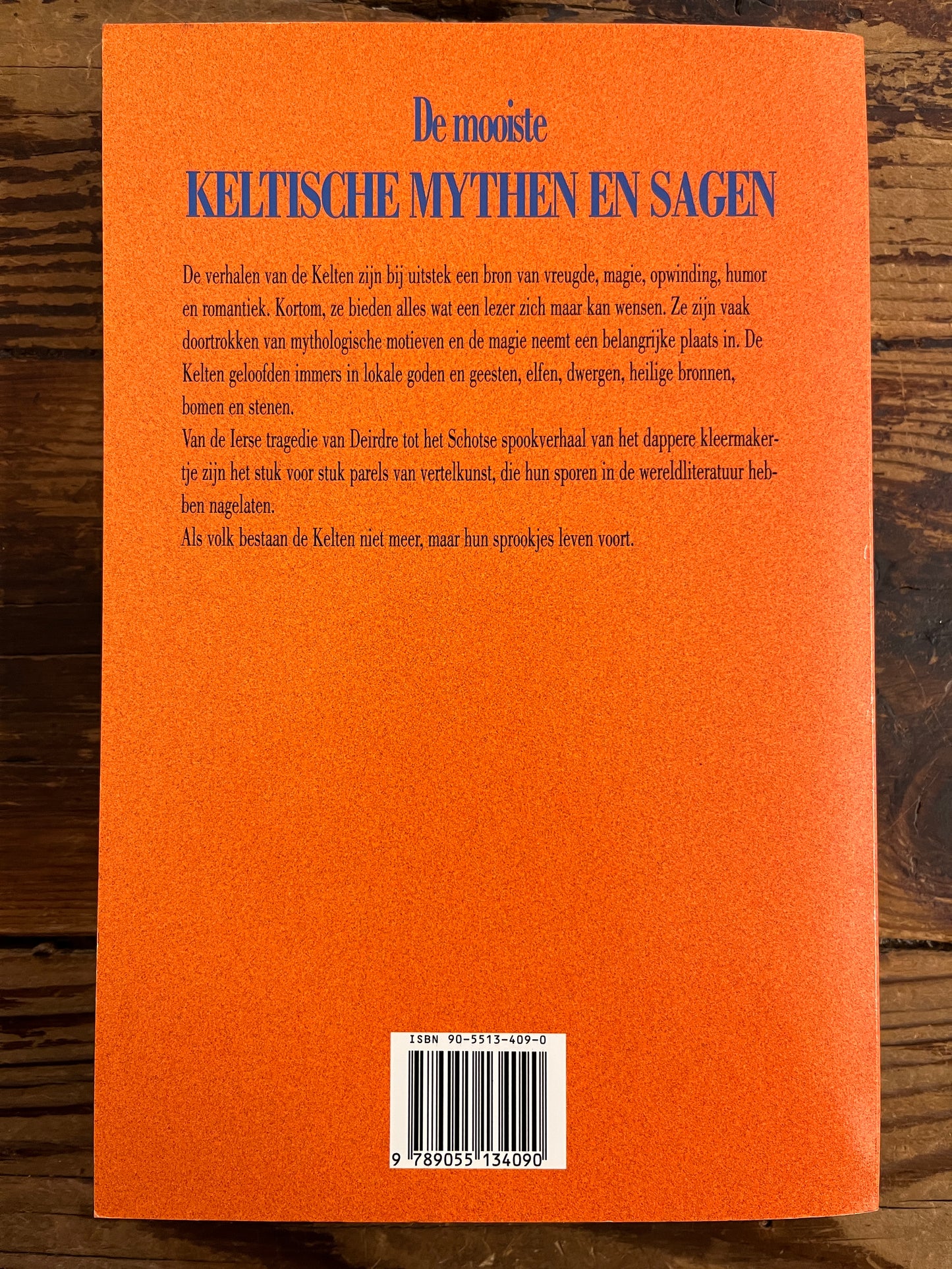 achterkant van boek 'Keltische mythen en sagen' op houten achtergrond