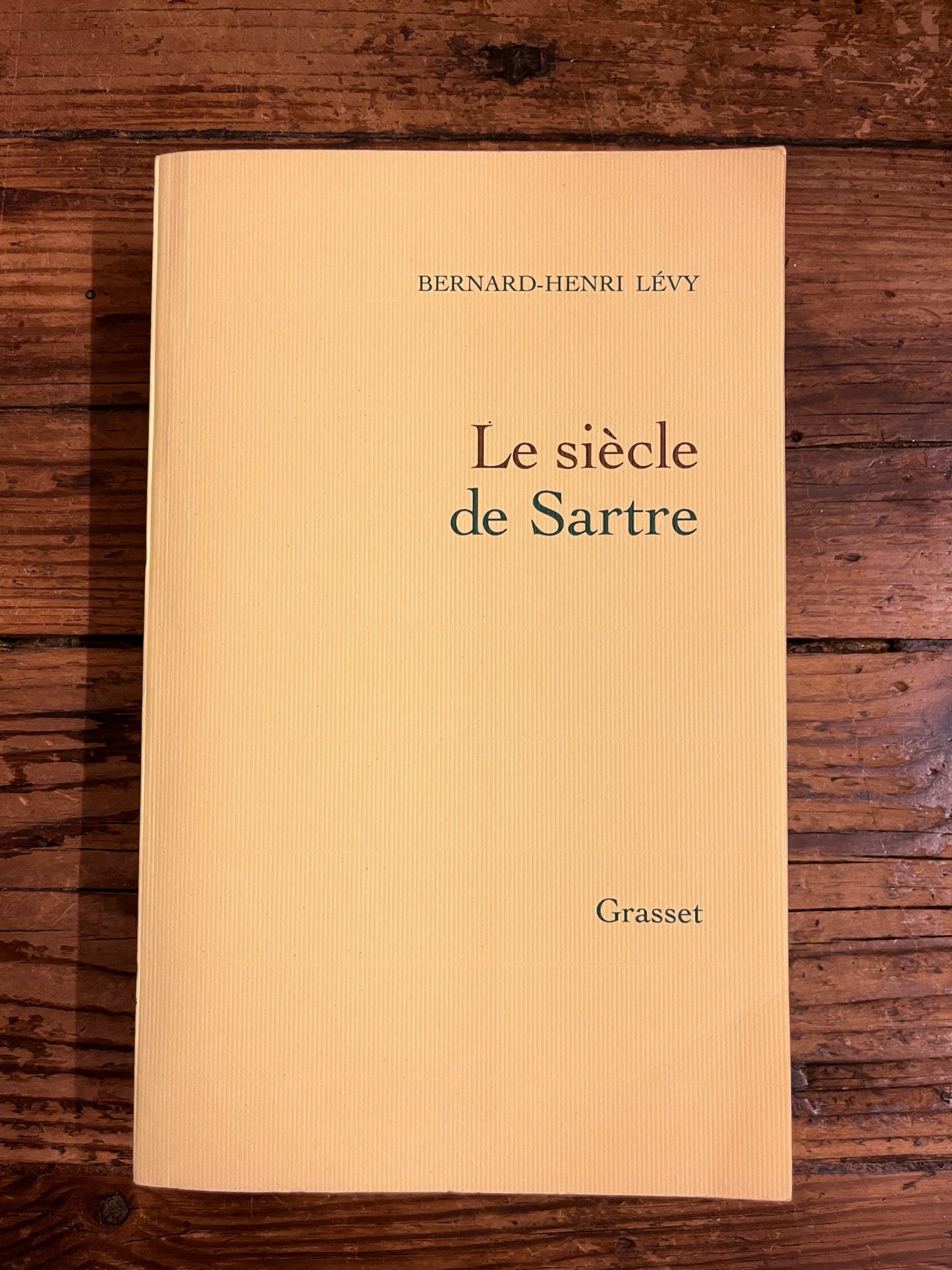 couverture sans jacquette du livre "le siecle de sartre" sur fond de bois