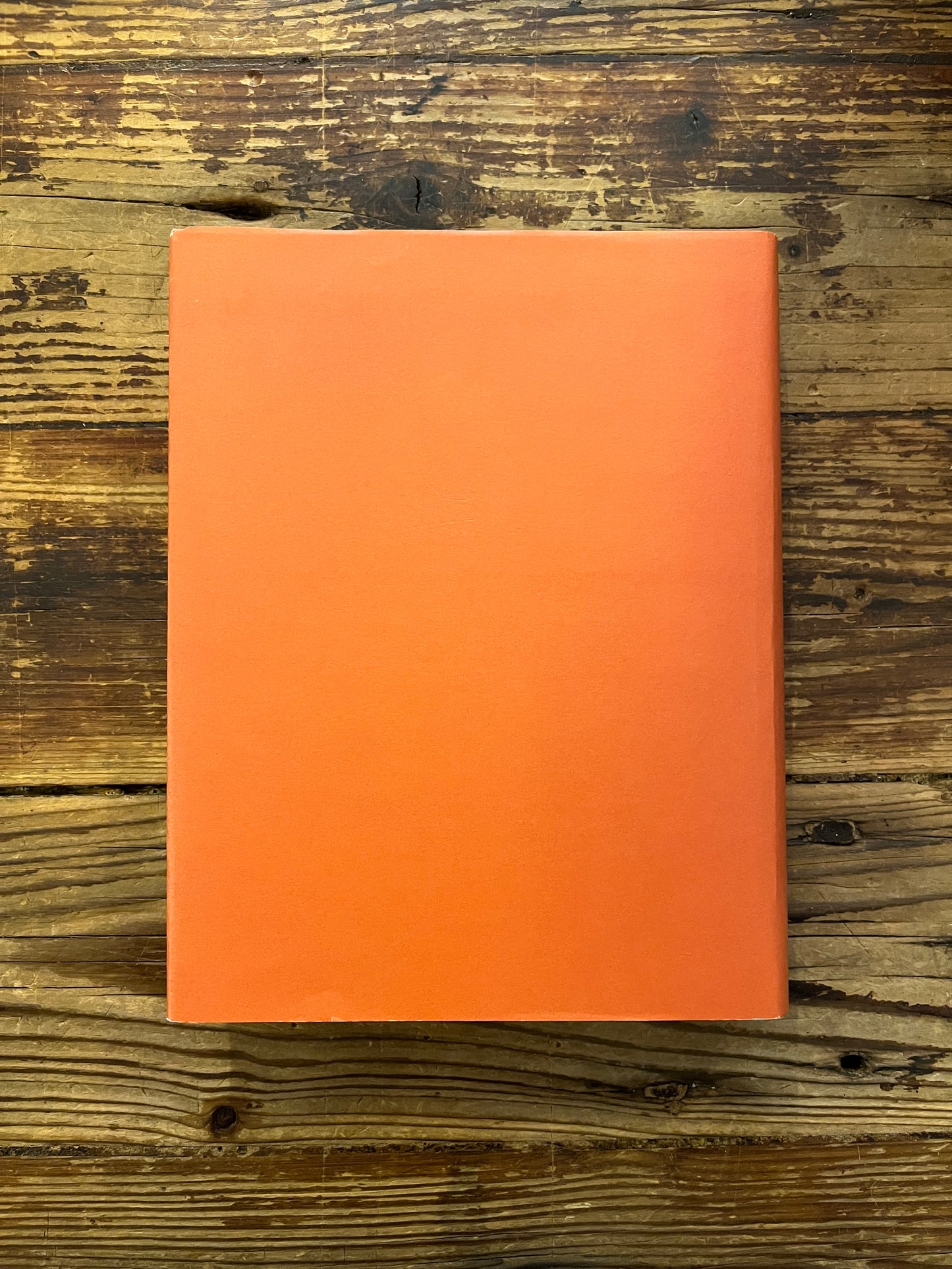 Achterkant van 'Asclepius' ingeleid, vertaald en toegelicht door G. Quispel op een houten achtergrond