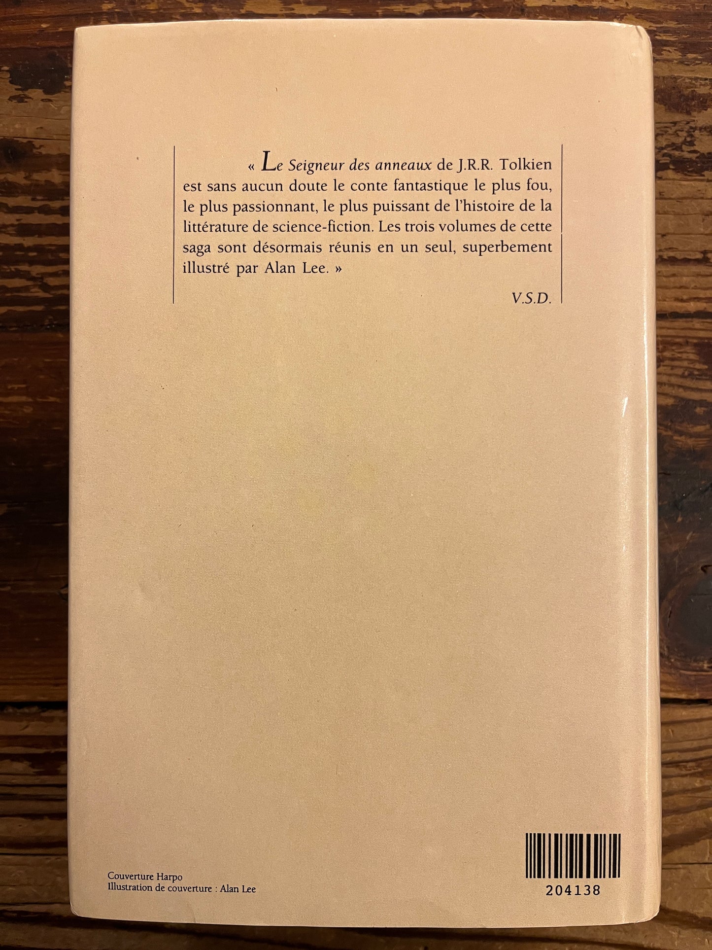 couverture arrière du livre 'le seigneur des anneaux' par Tolkien sous jaquette et sur une surface en bois