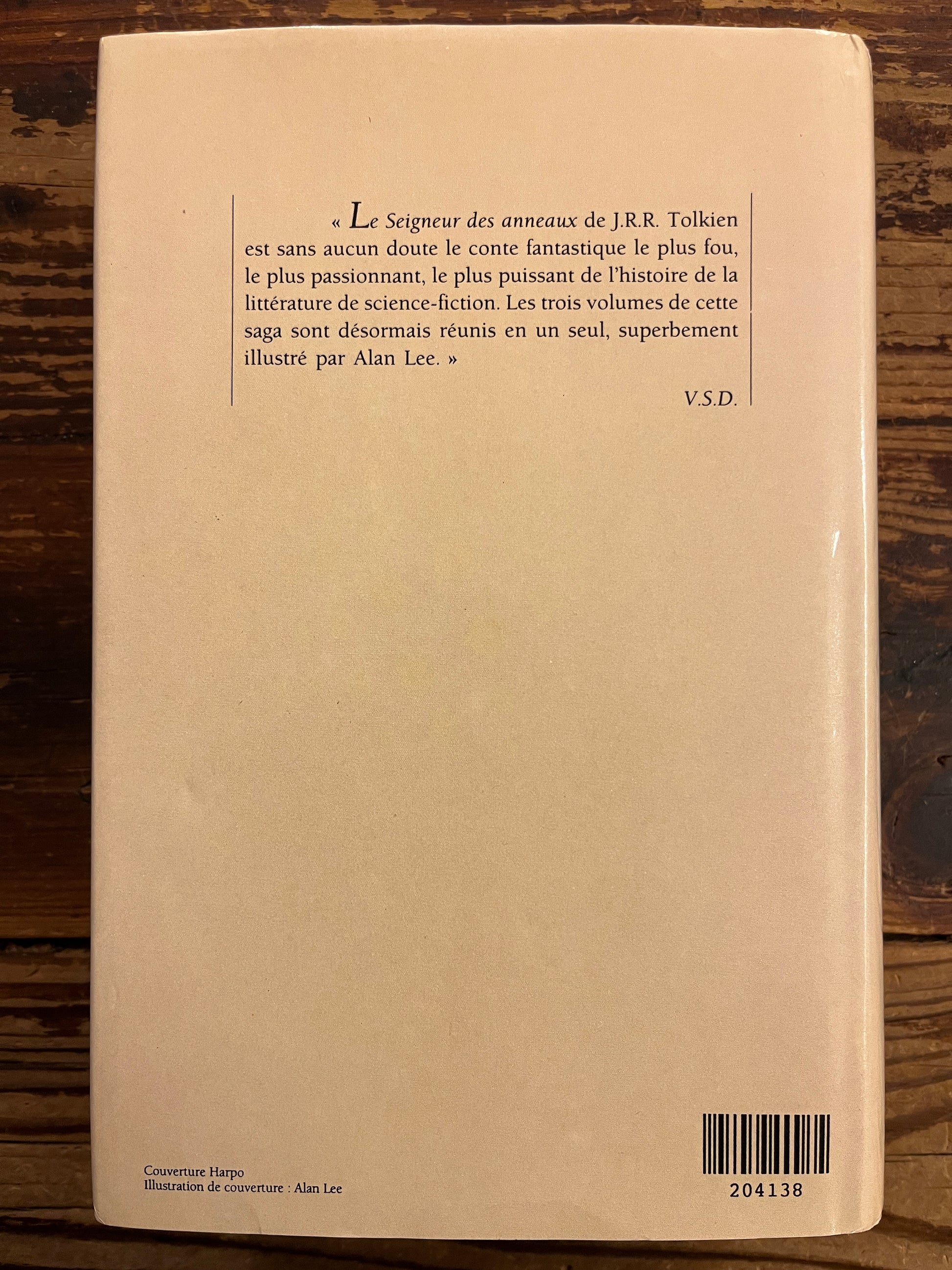 couverture arrière du livre 'le seigneur des anneaux' par Tolkien sous jaquette et sur une surface en bois