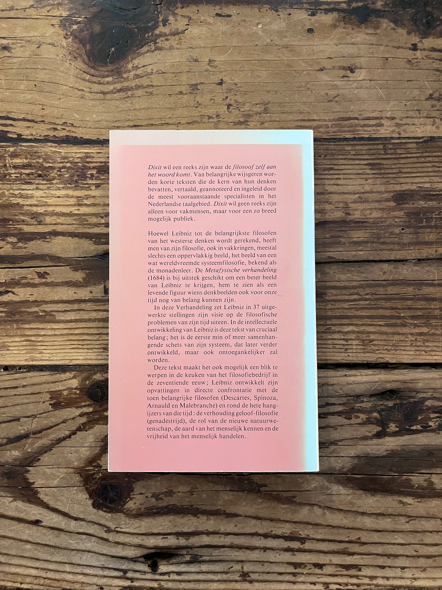 foto van het omslag van het boek "metafysische verhandeling" op houten achtergrond