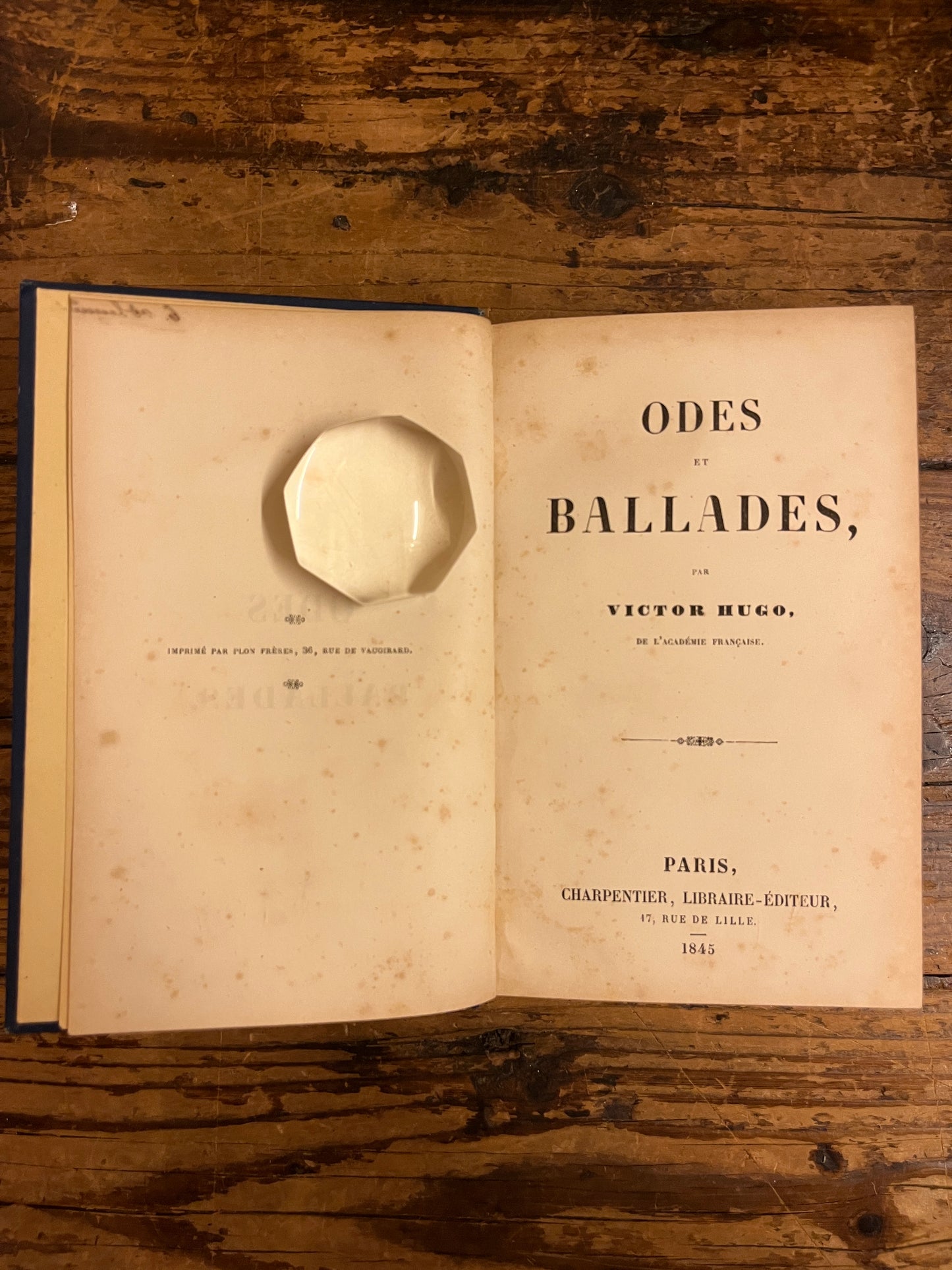 page de titre de "odes et ballades"sur fond de bois