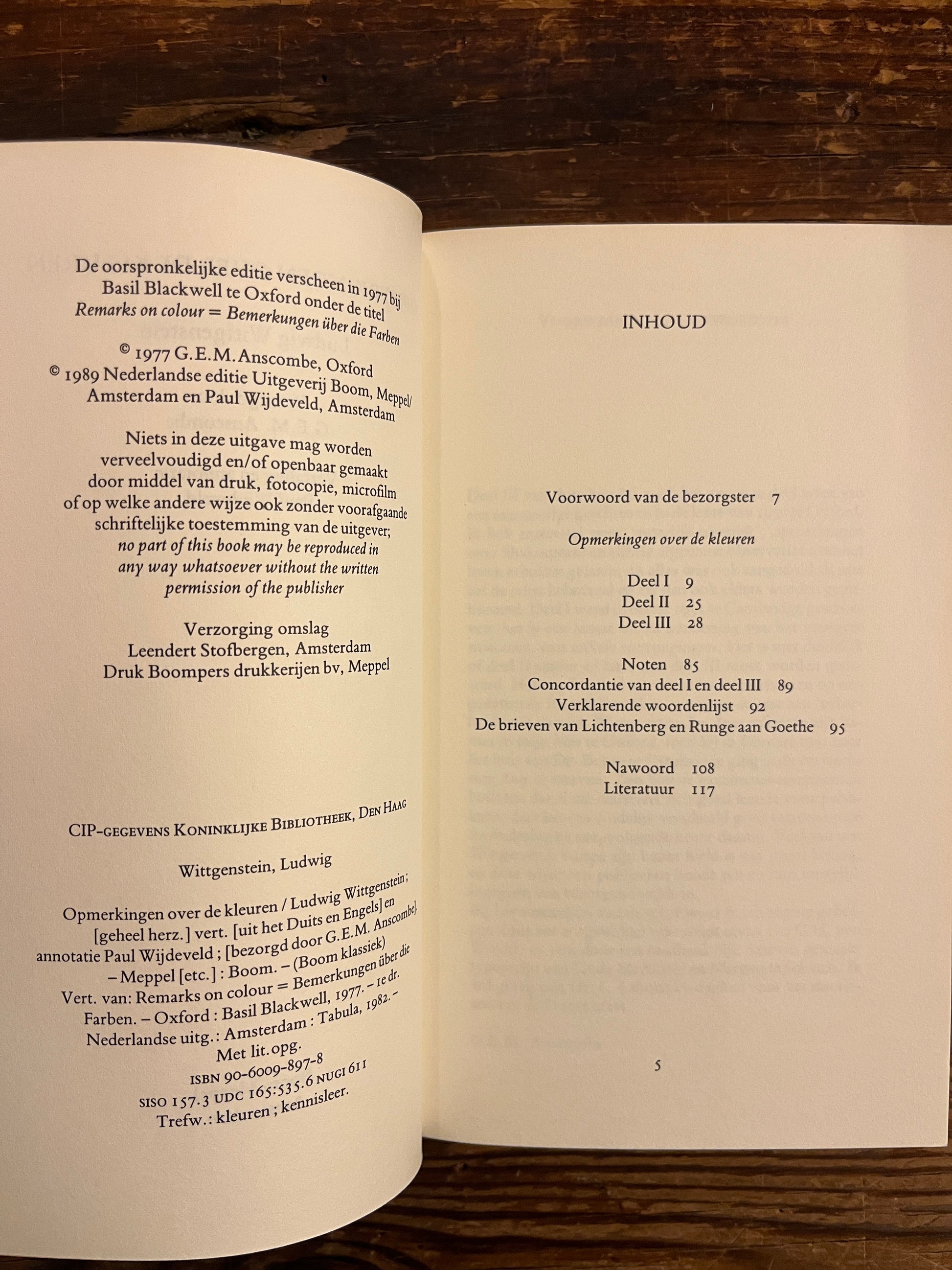 open boek met de titel 'opmerkingen over de kleuren' door Wittgenstein op houten achtergrond