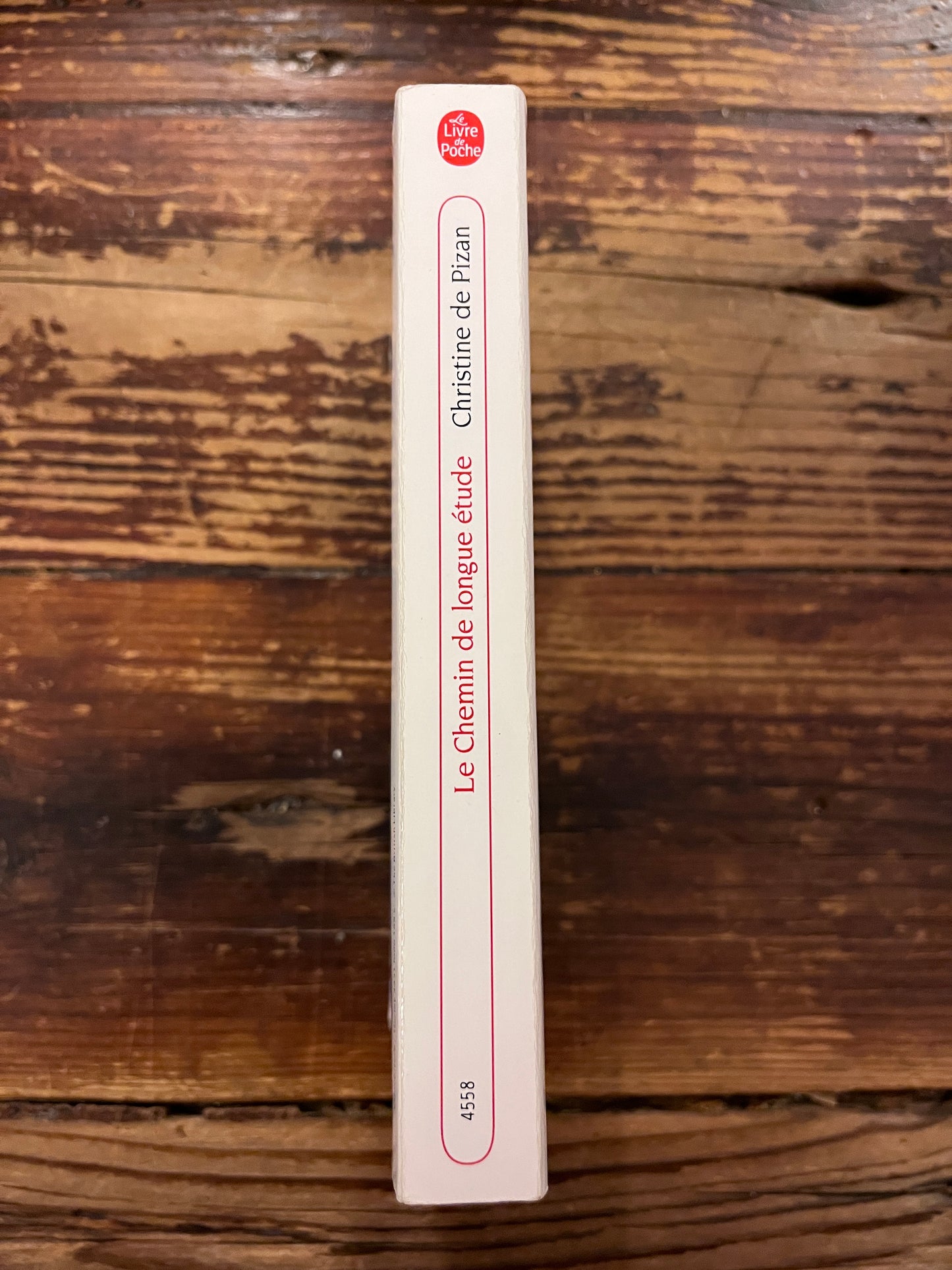 photo du dos du livre "le chemin de longue etude" sur fond de bois