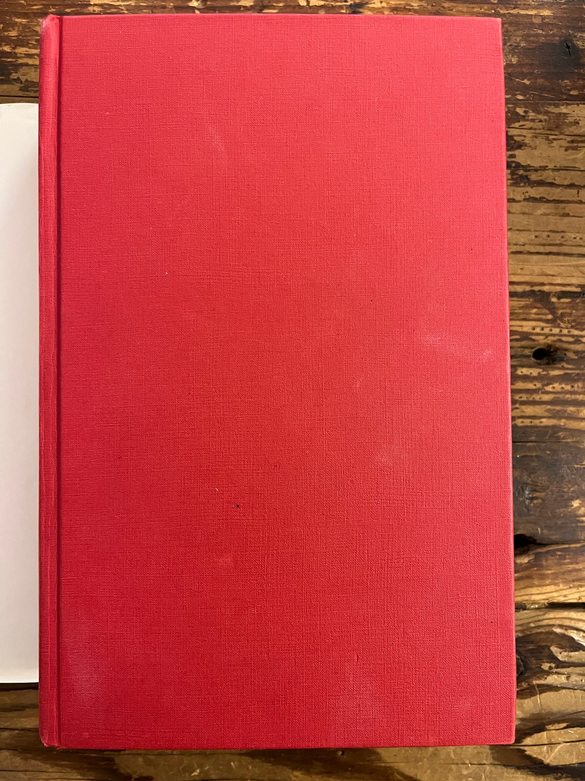 Couverture avant du livre 'le seigneur des anneaux' par Tolkien sur une surface en bois