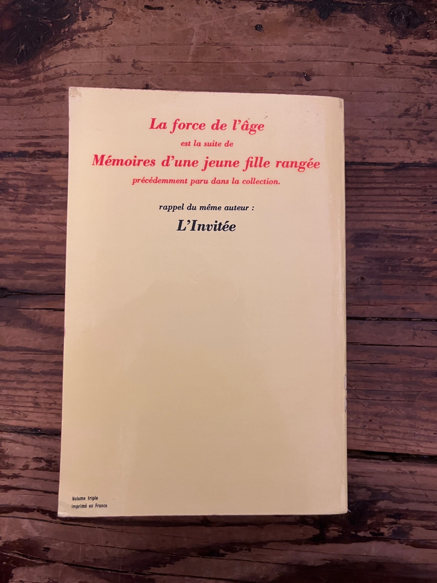 photo de la quatrieme de couverture du livre "la force de l'age"sur fond de bois