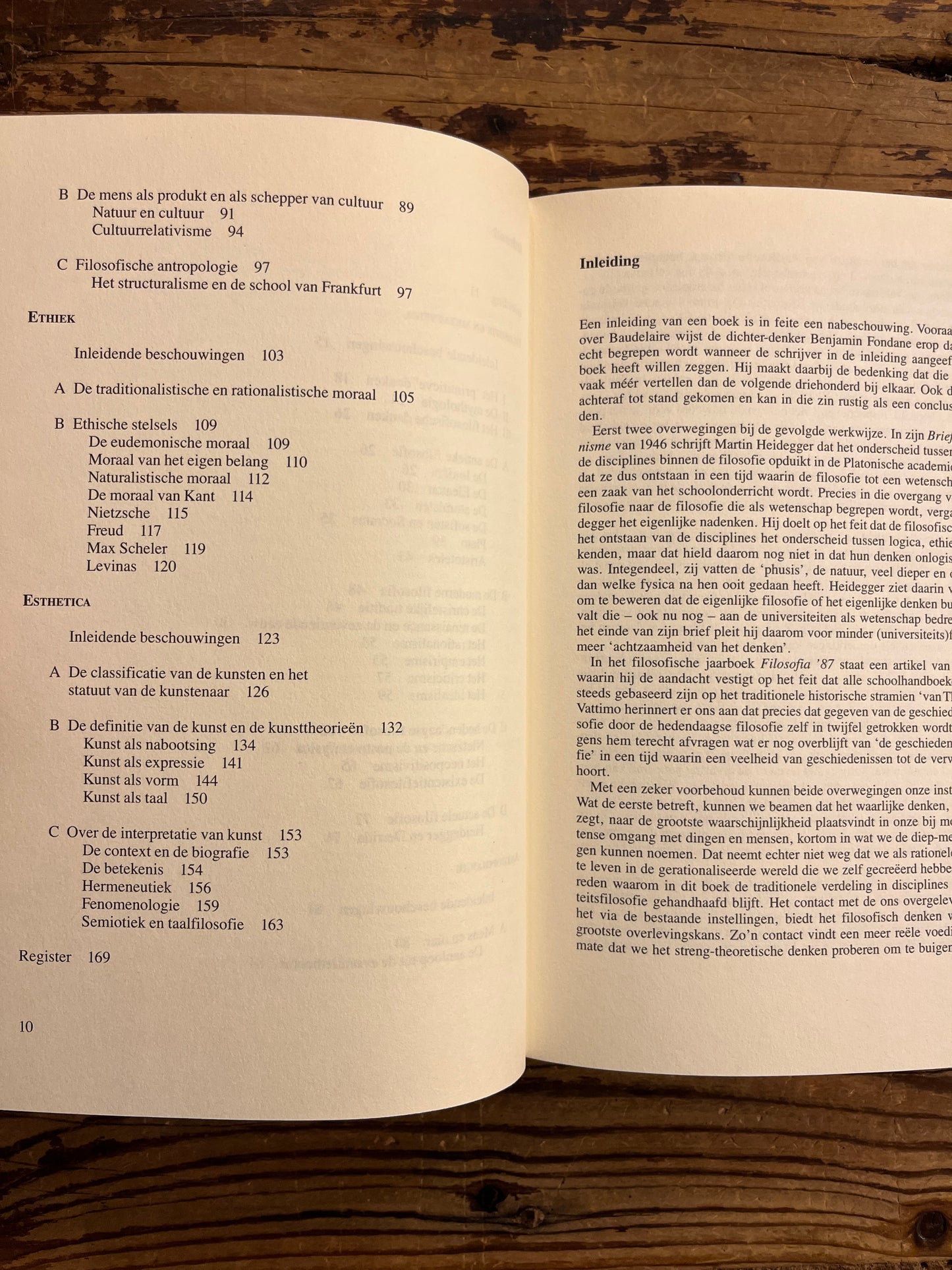 Open boek met titel 'het verhaal van de filosofie' door Ann van Sevenant