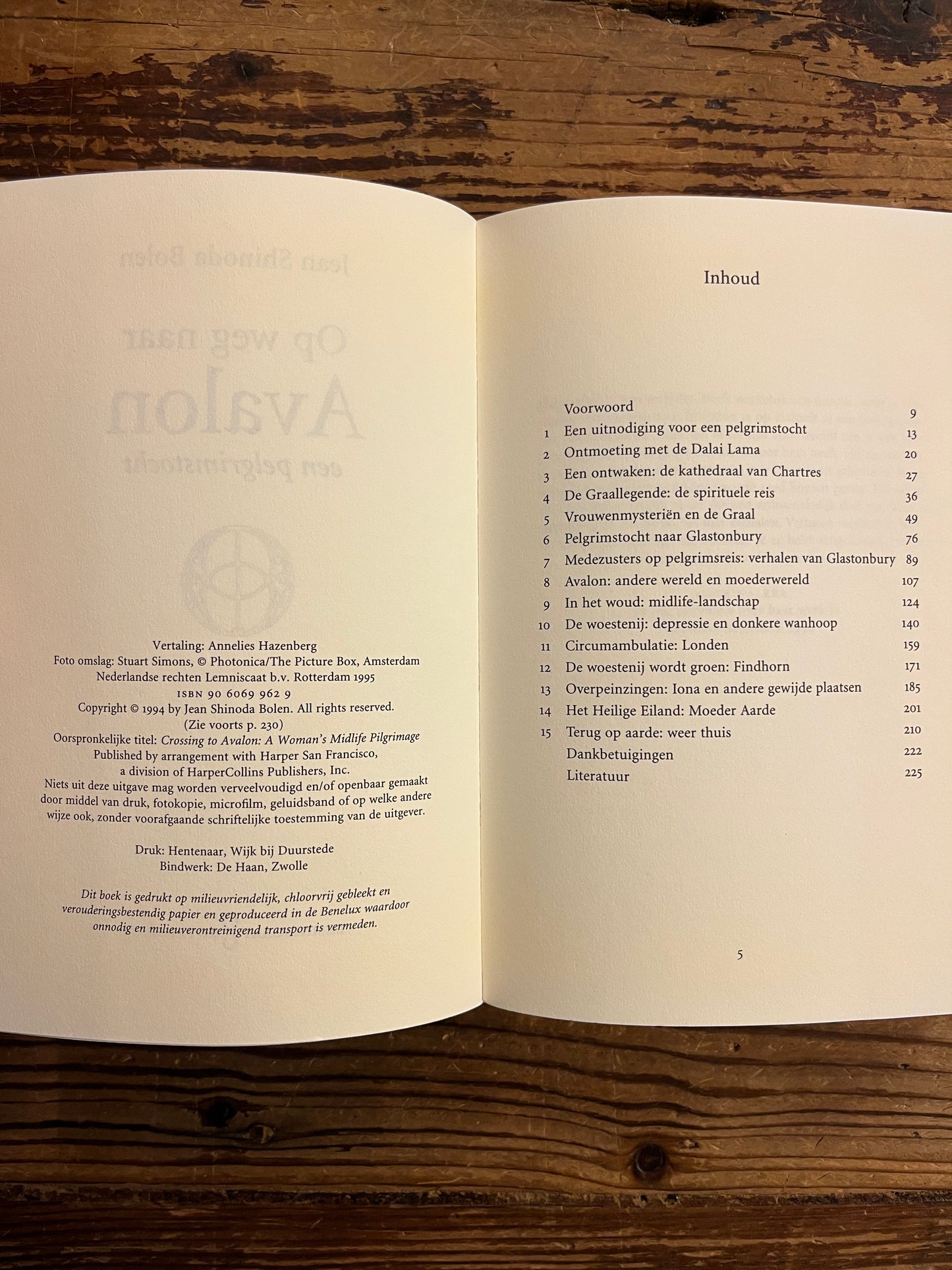 open boek 'Op weg naar Avalon' door Jean Shinoda Bolen op een houten tafel