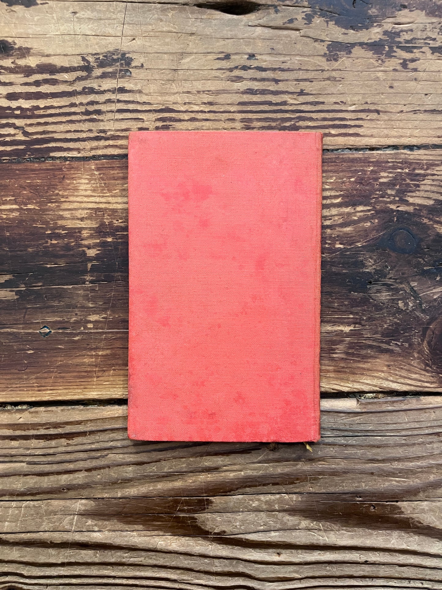 Back cover of a red cloth bound booklet with gold gilded letters with the title 'So Sollt Ihr Beten' by Bo Yin Ra on a wooden surface