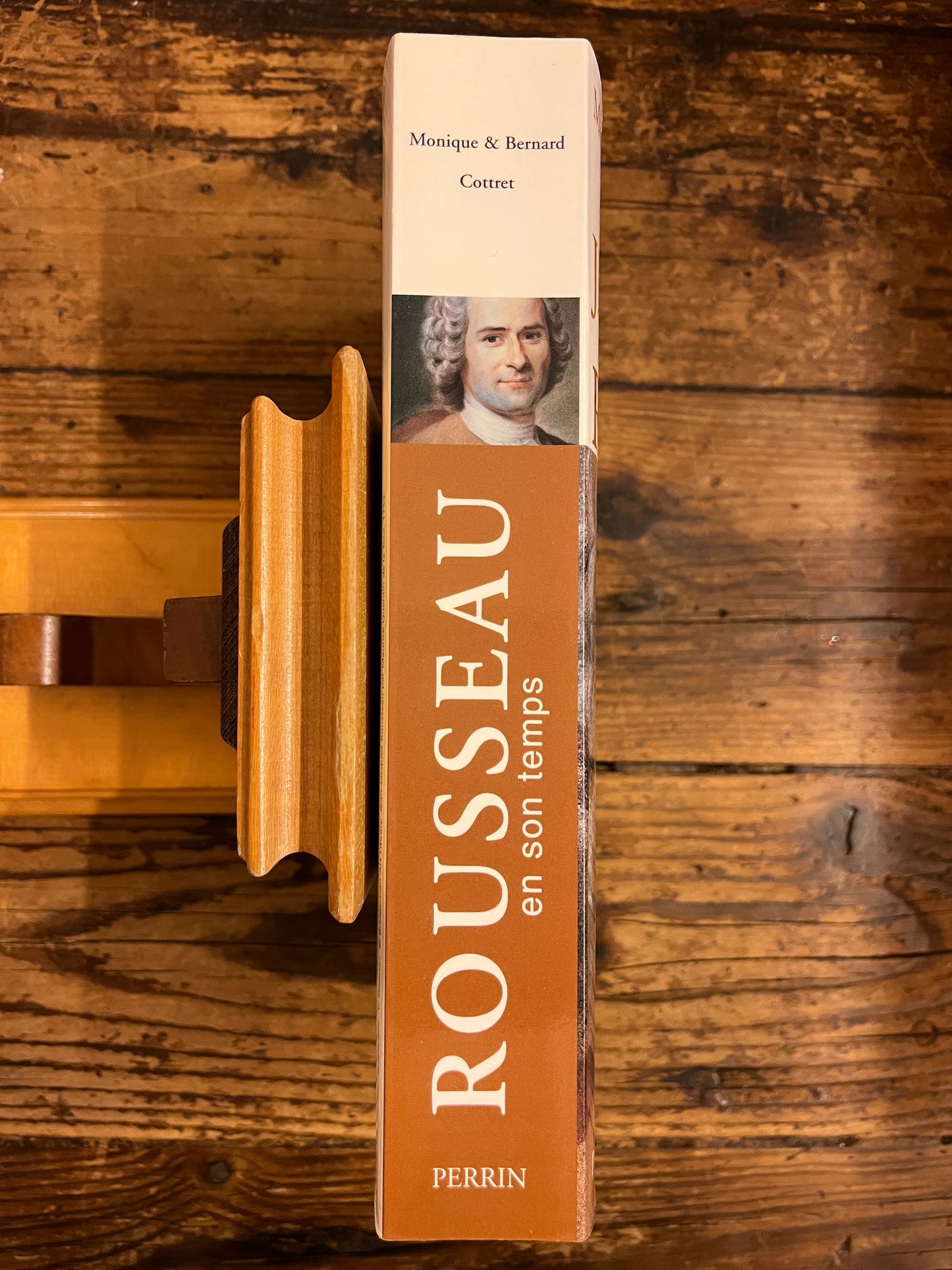dos du livre "jean jacques rousseau en son temps" sur fond de bois