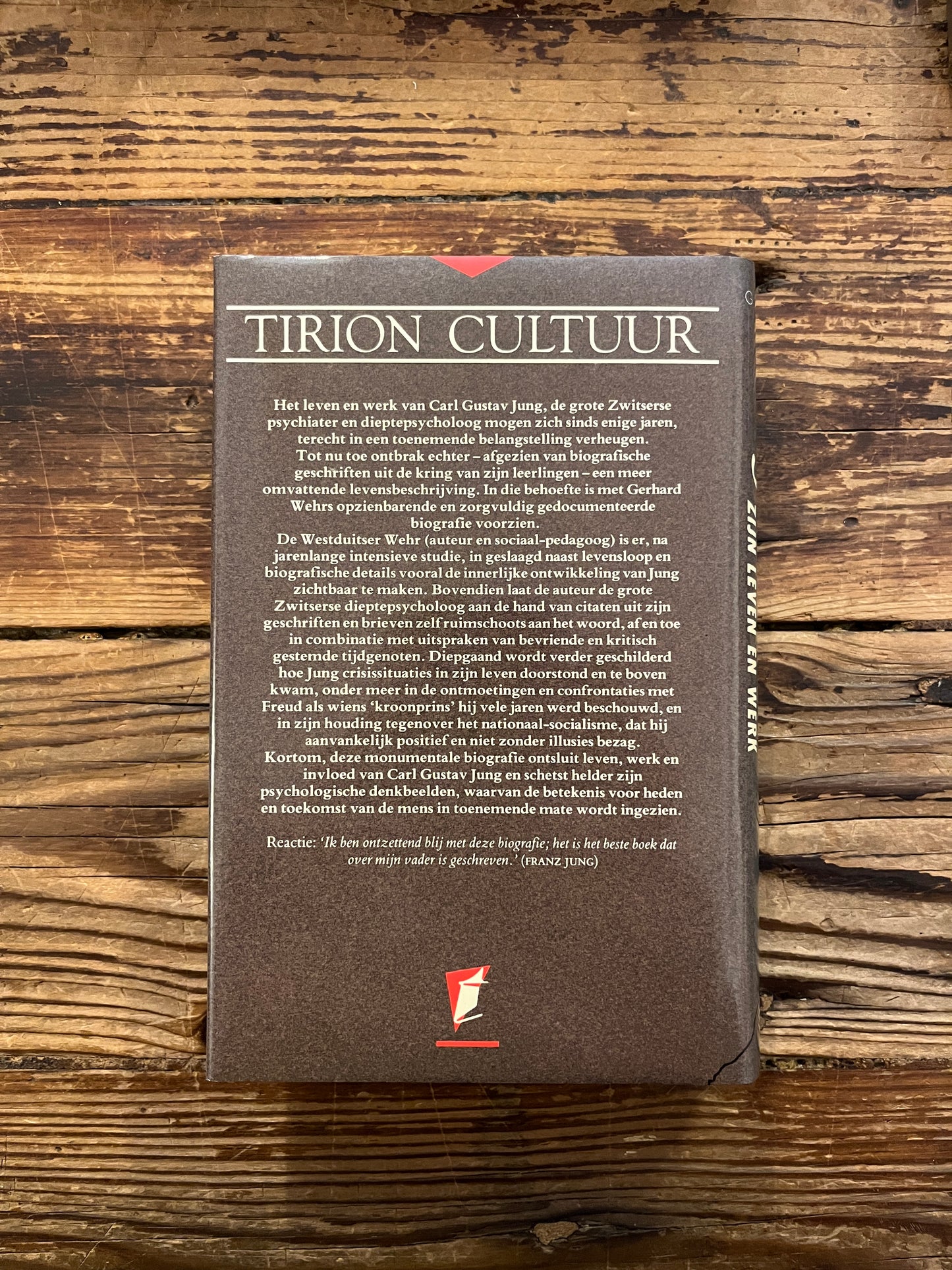 Achterkant van boek met de titel 'Carl Gustav Jung, zijn leven en Werk' op een houten achtergrond