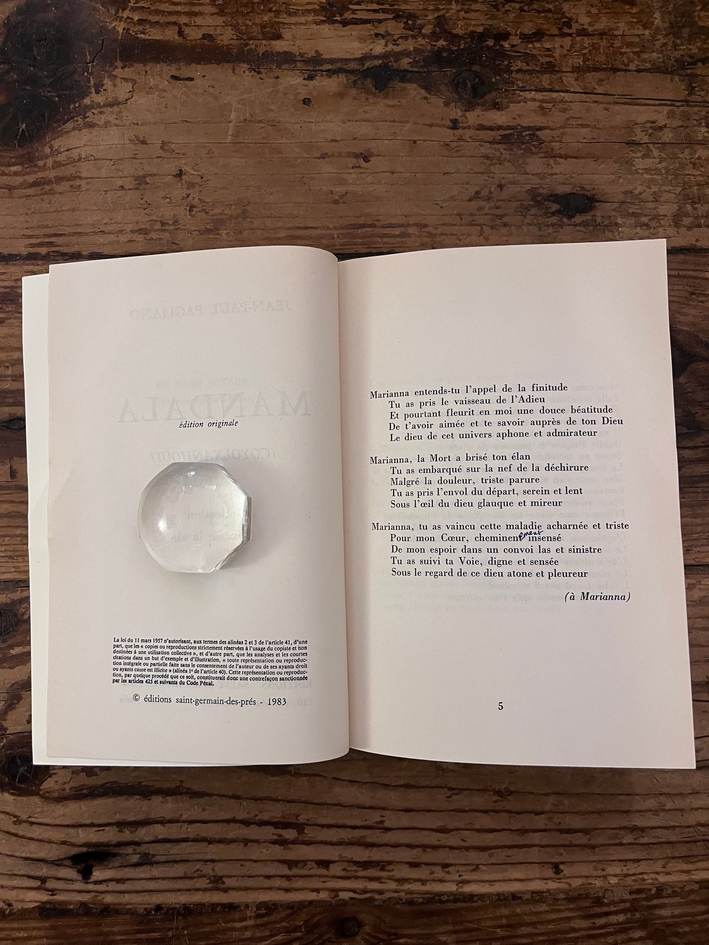 photo de la demi page de titre du livre "Mandala"sur fond de bois