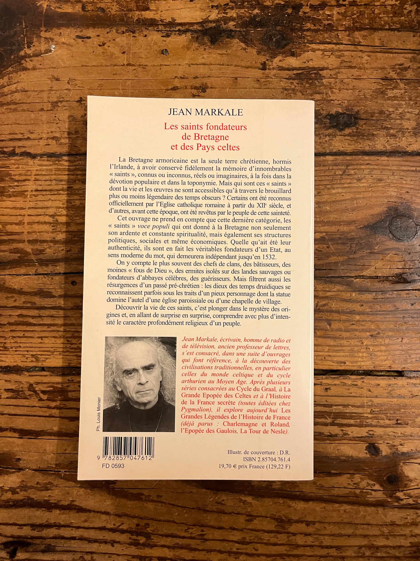 dos du livre "Les saints fondateurs de Bretagne et des Pays Celtes" sur fond de bois