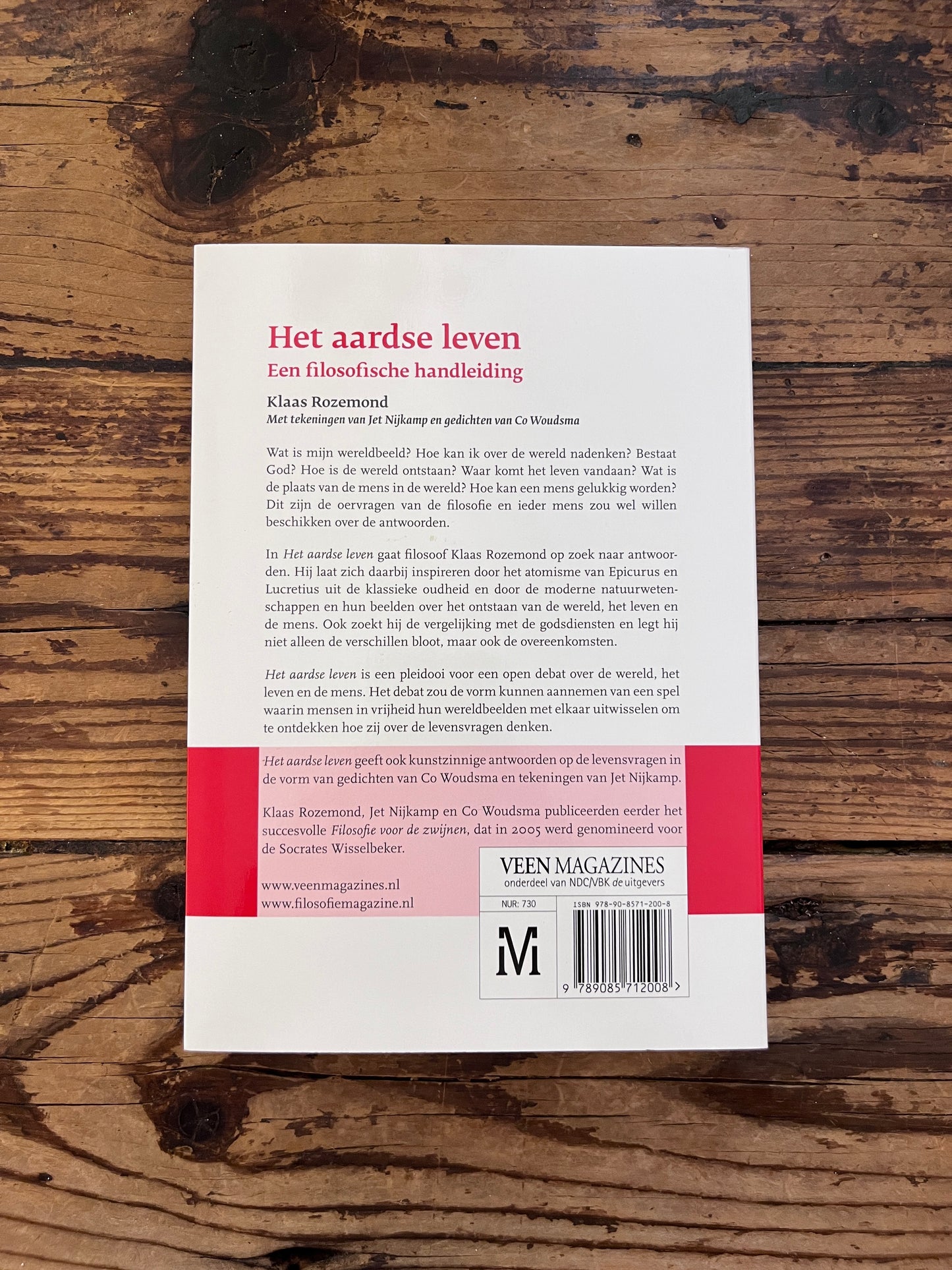 foto van het boek "het aardse leven" op houten achtergrond