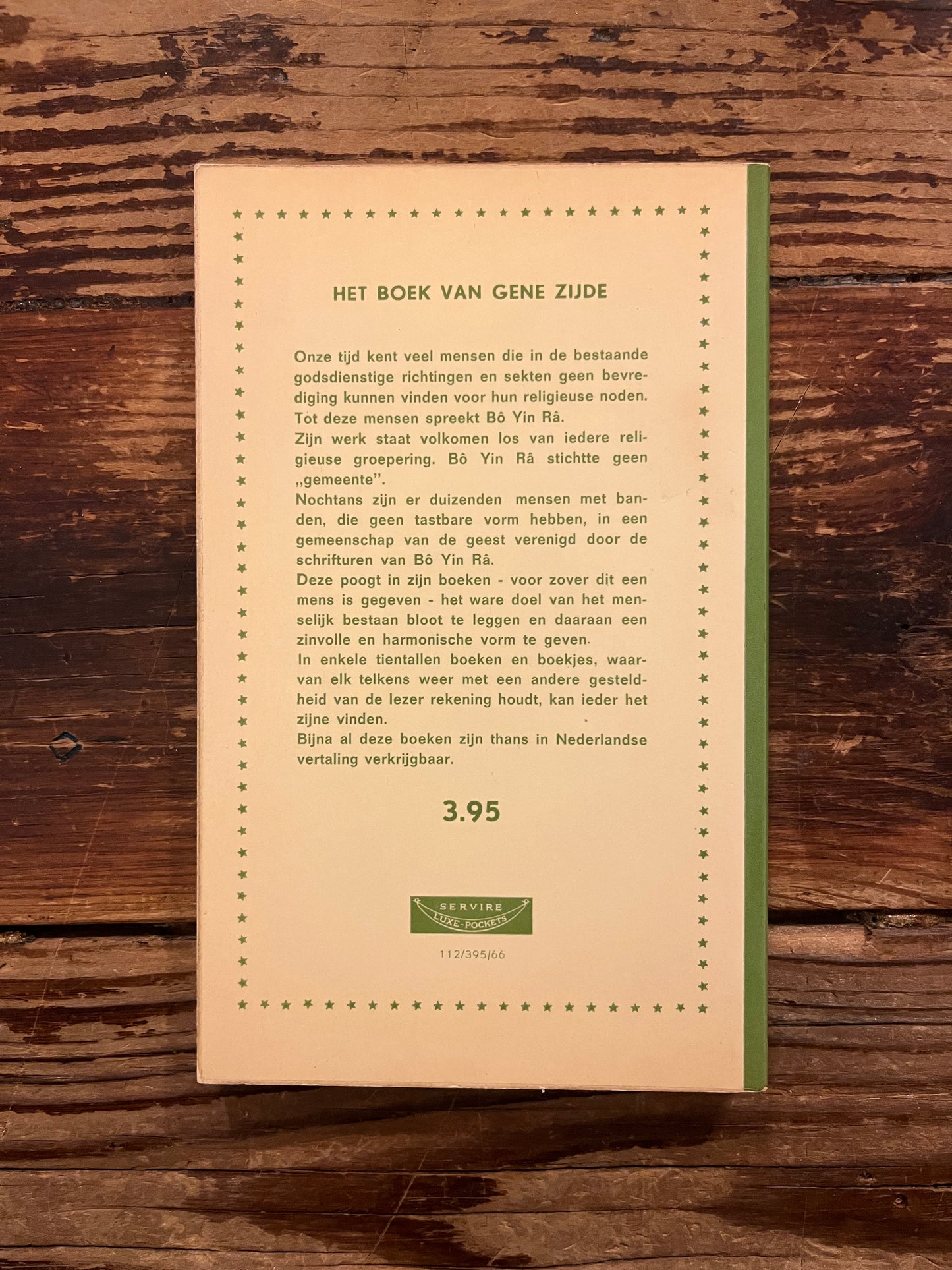 Achterkant van boek 'Het Boek van Gene Zijde' door Bo Yin Ra op een houten tafel