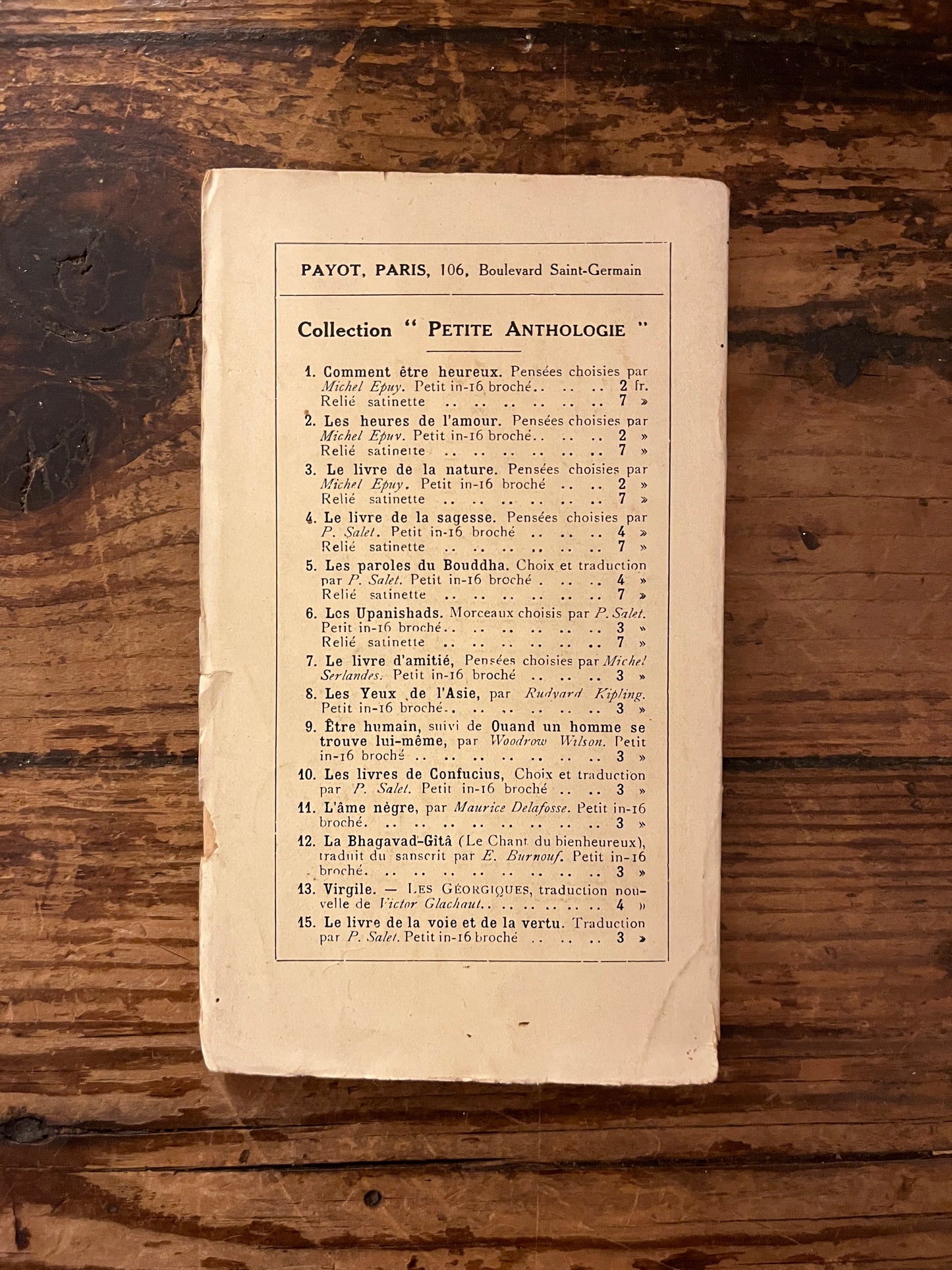 quatrième de couverture du livre "les livres de confucius"sur fond de bois