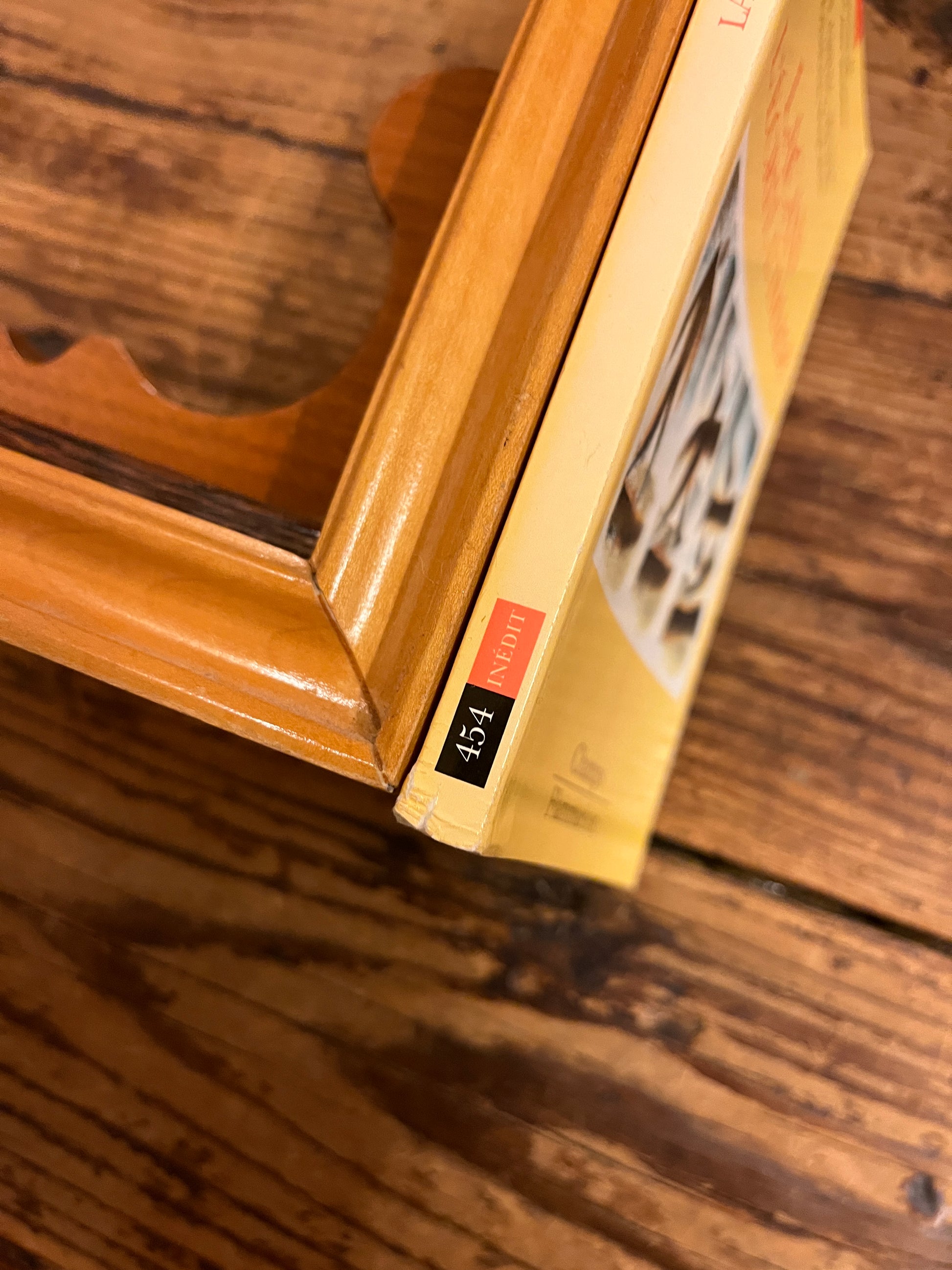 détails d'une imperfection du livre  "lacan l'ecrit et l'image" au bas du dos du livre. celui ci est legerement enfonce