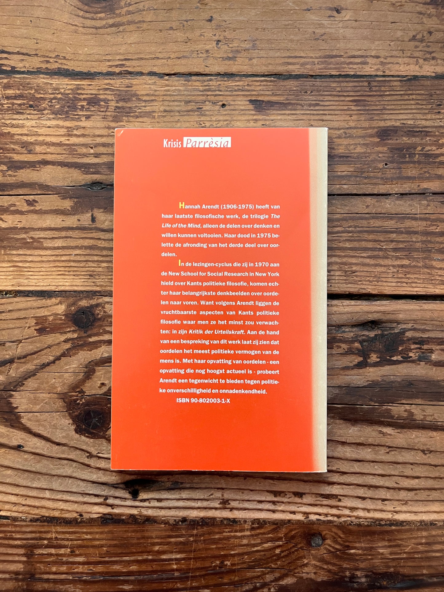 foto van de omslag van het boek "oordelen door Hannah Arendt" op houten achtergrond